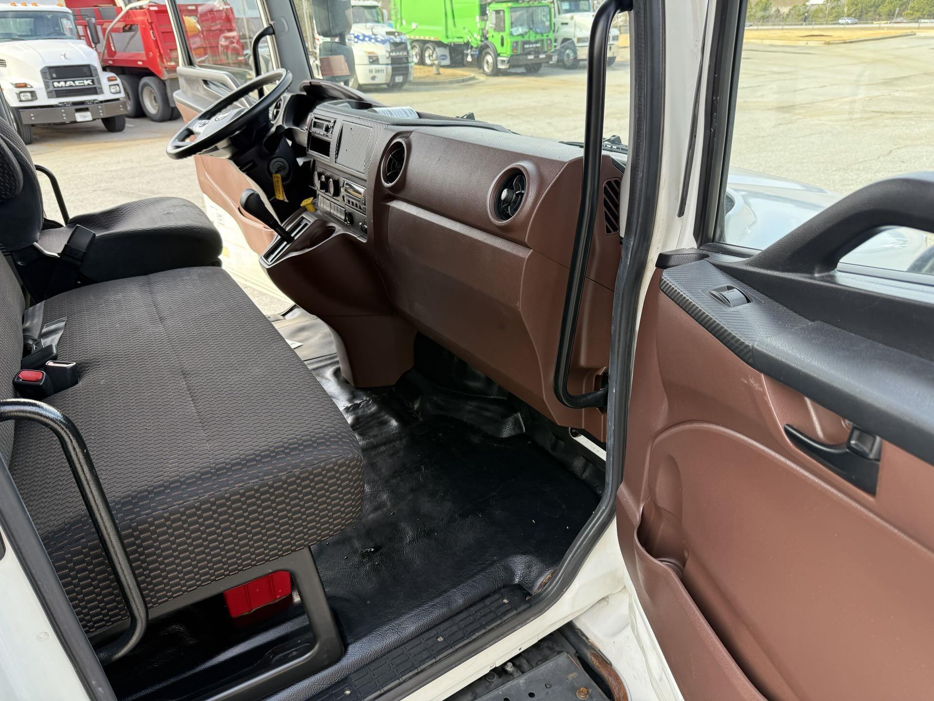 2021 Hino 268 - image 13