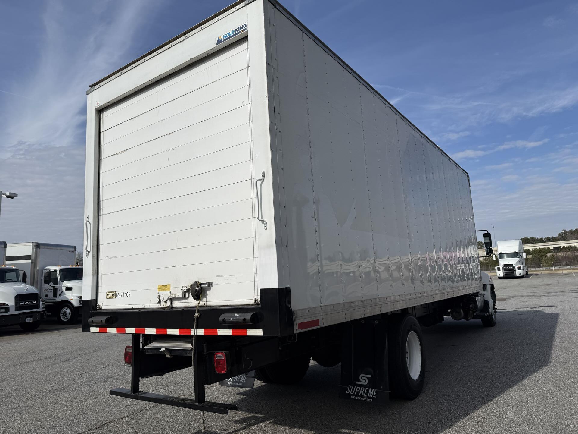 2021 Hino 268 - image 4