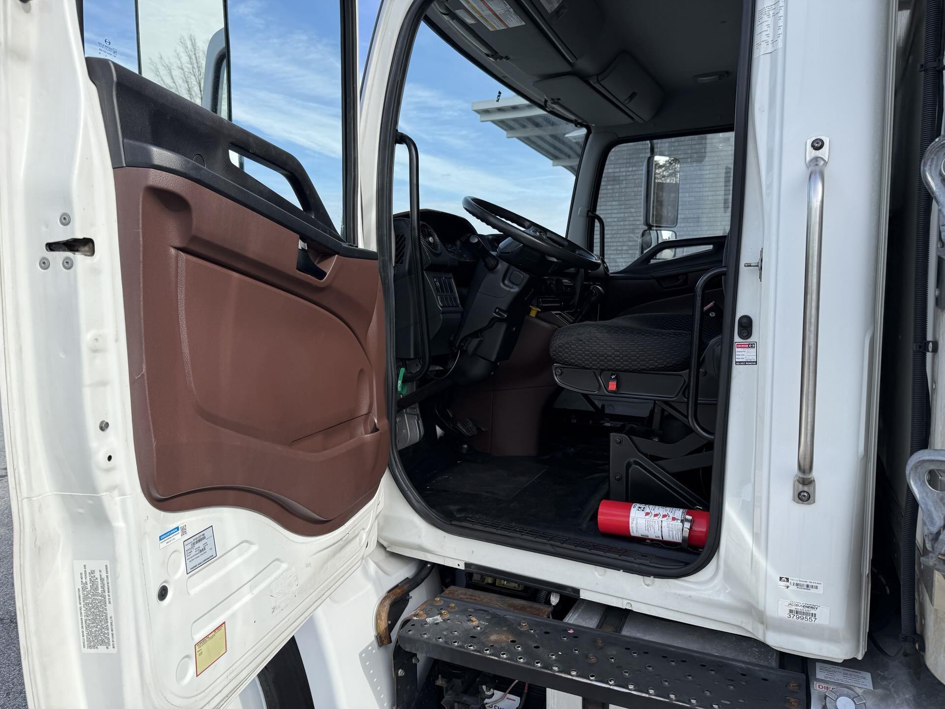 2021 Hino 268 - image 12