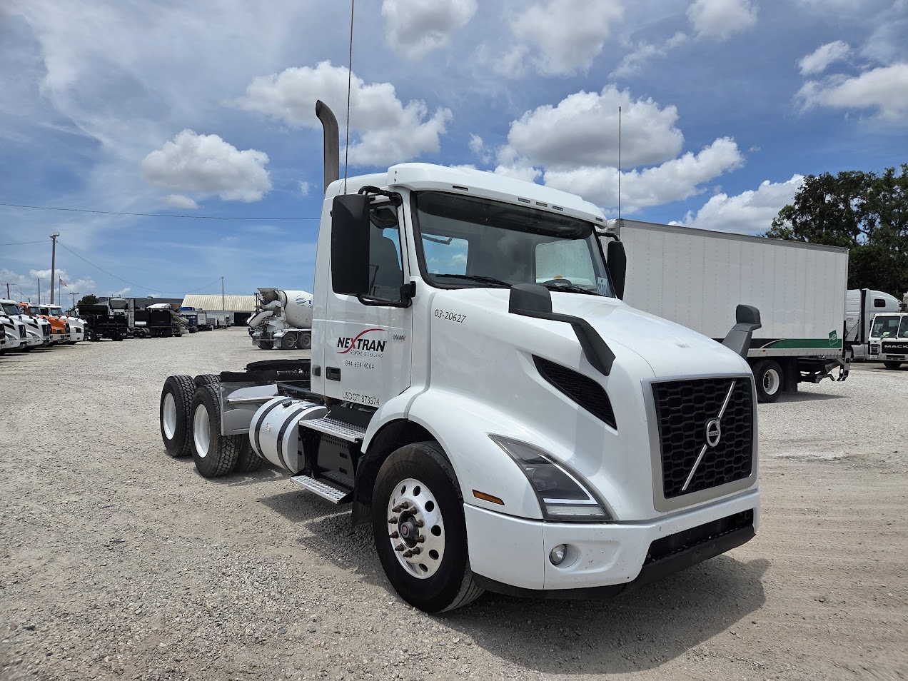 2020 Volvo - image 3