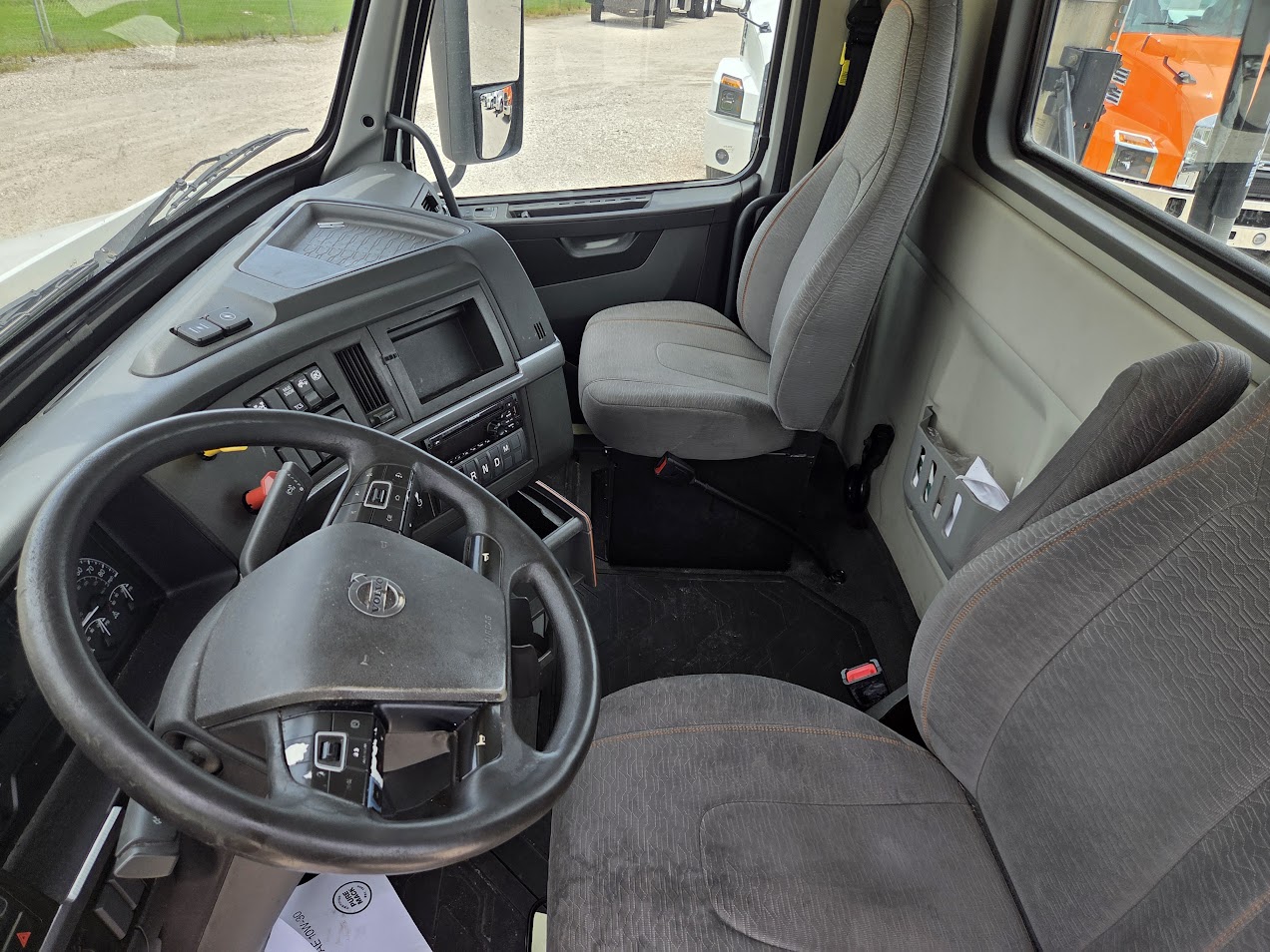 2020 Volvo - image 12