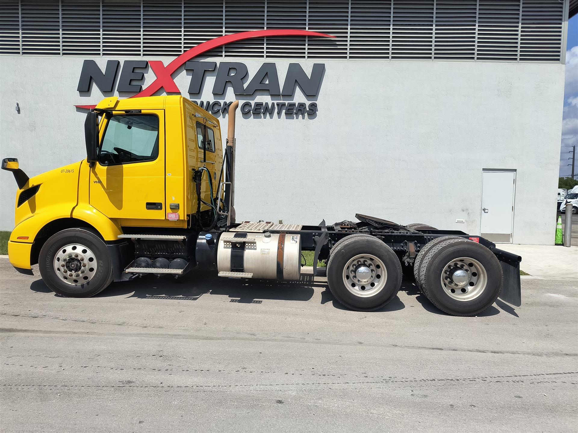 2020 Volvo - image 4