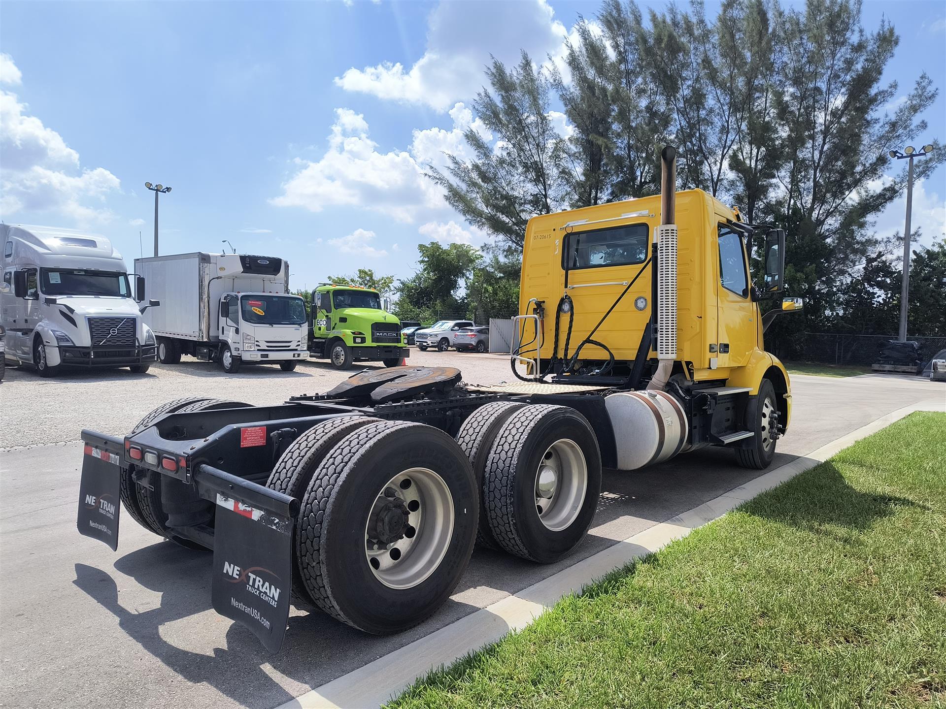 2020 Volvo - image 6