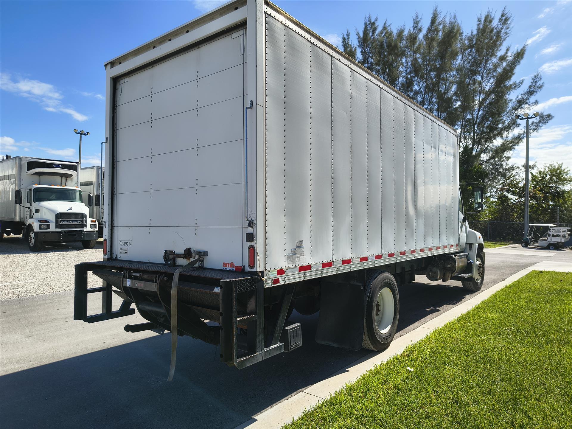 2019 Hino 268 - image 6