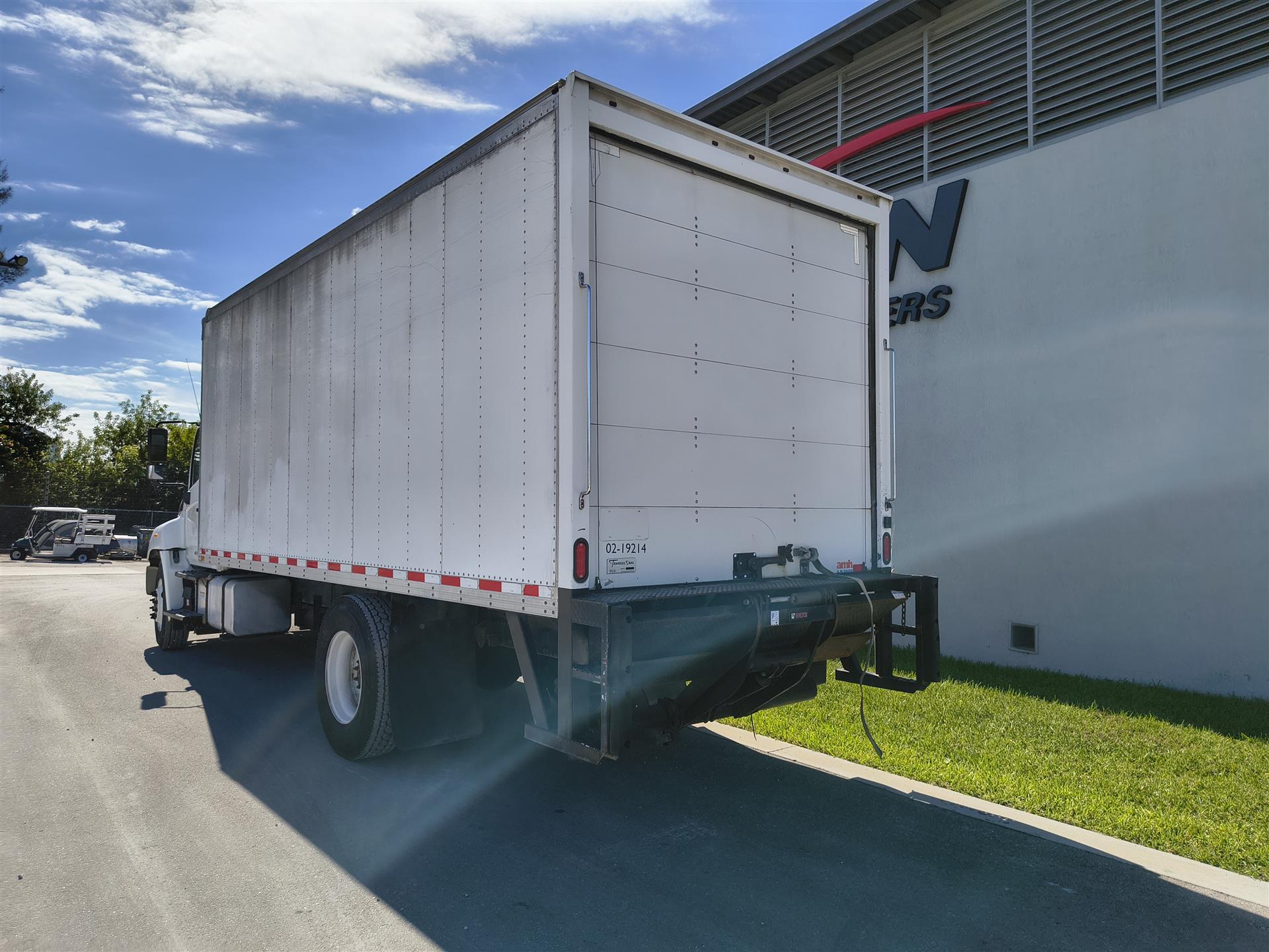 2019 Hino 268 - image 8