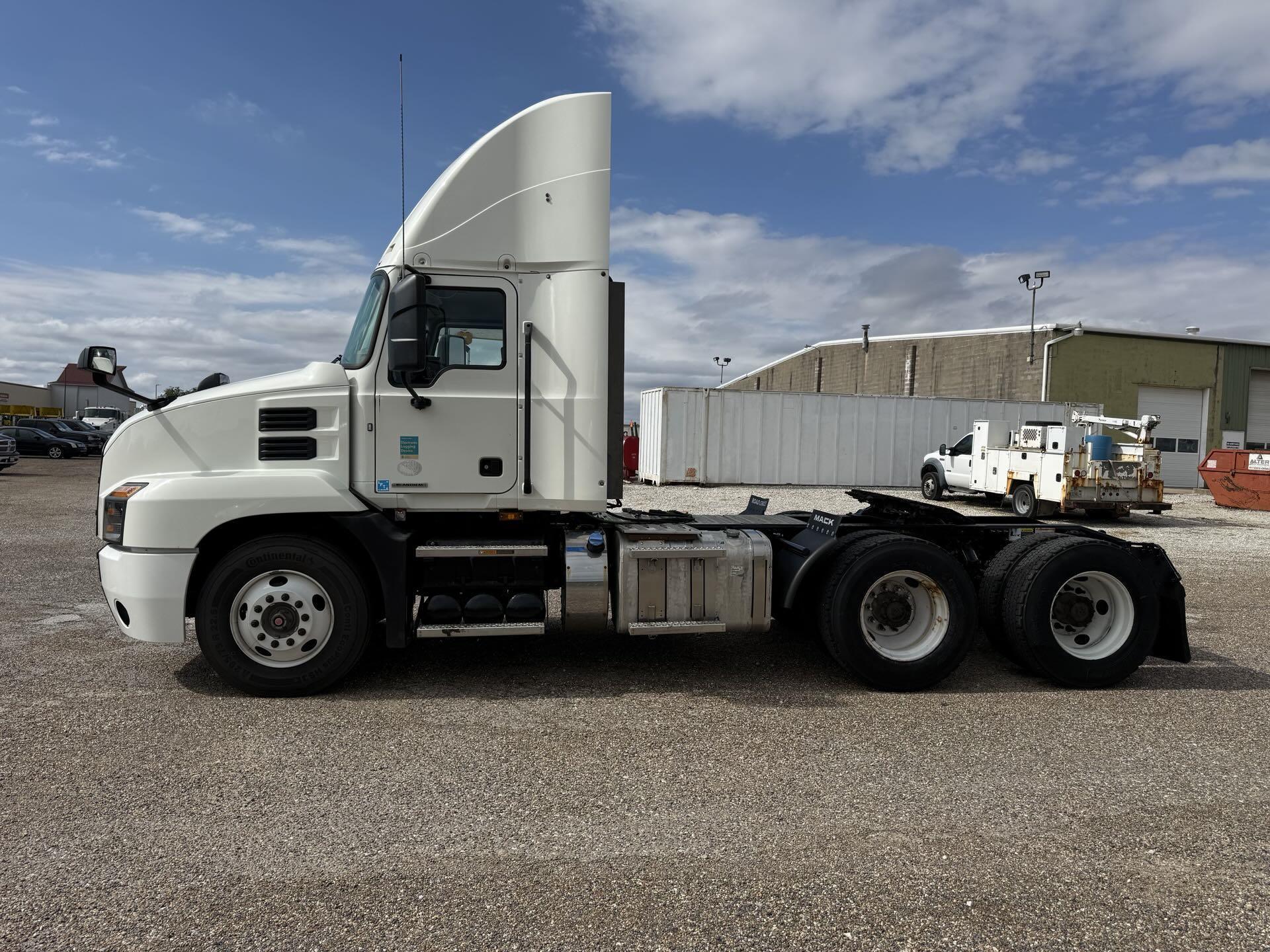 2019 Mack - image 4