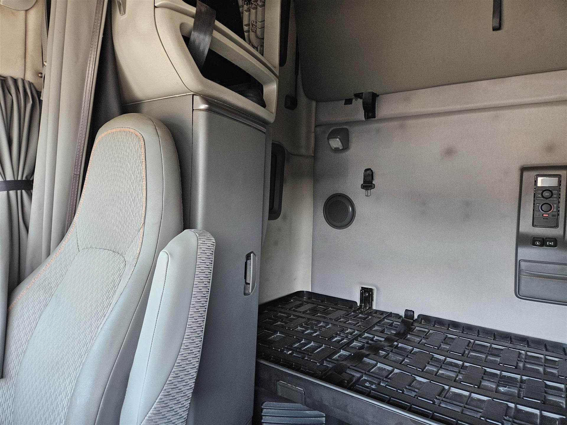 2022 Volvo - image 14