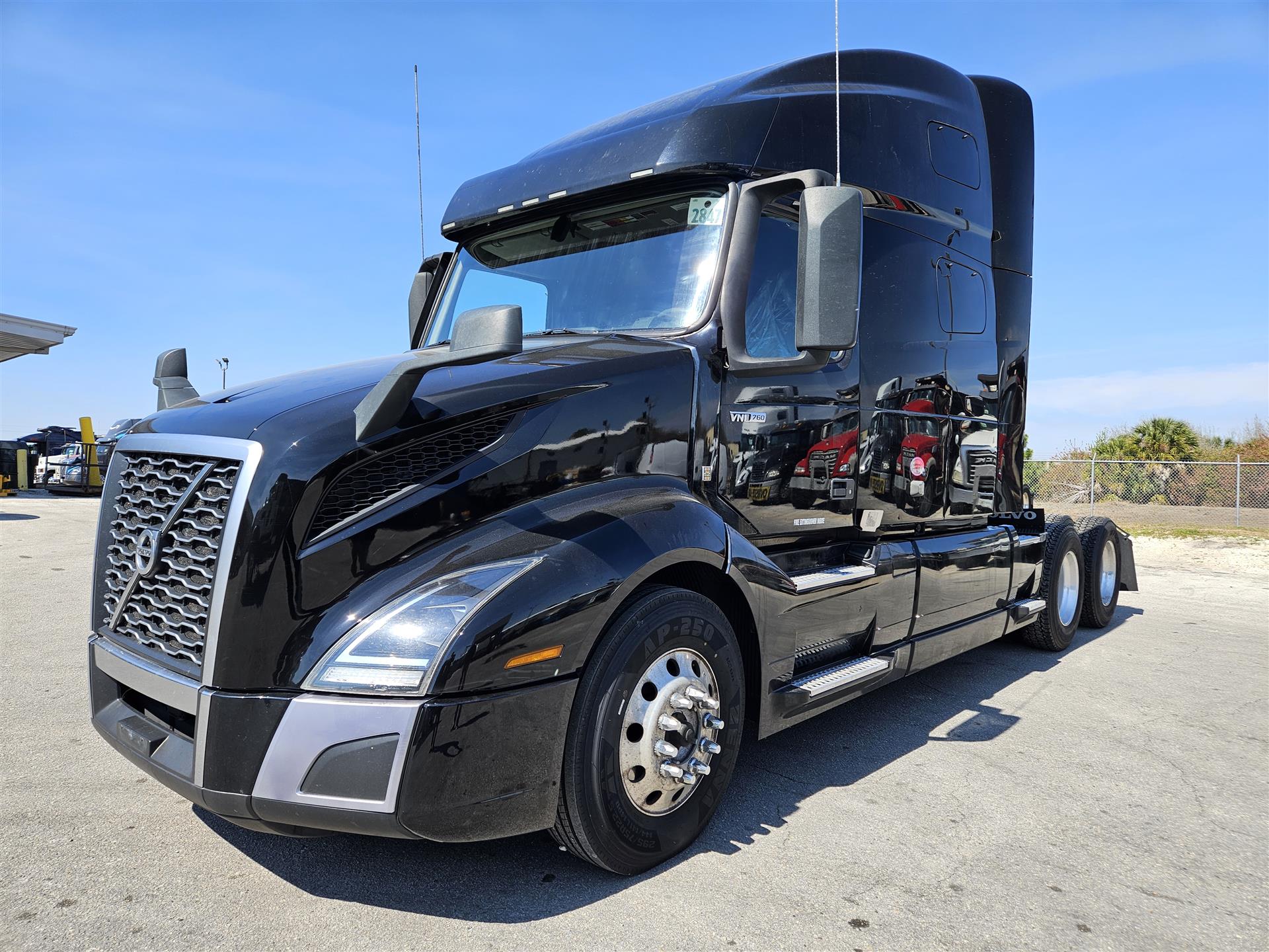 2022 Volvo VNL64T760