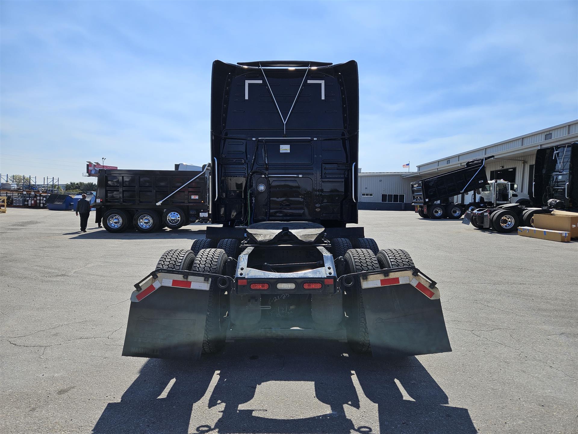 2022 Volvo - image 4