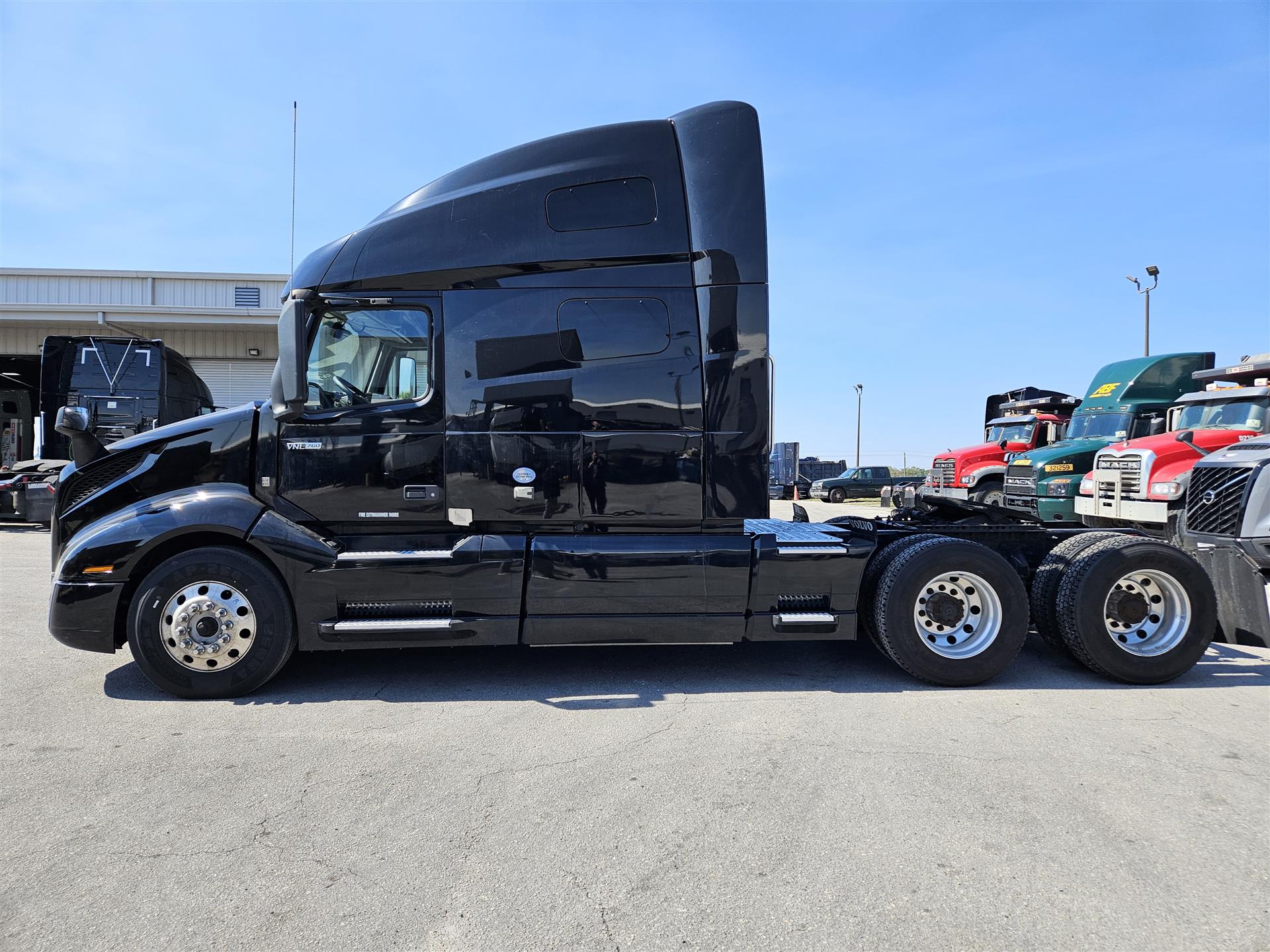 2022 Volvo - image 2