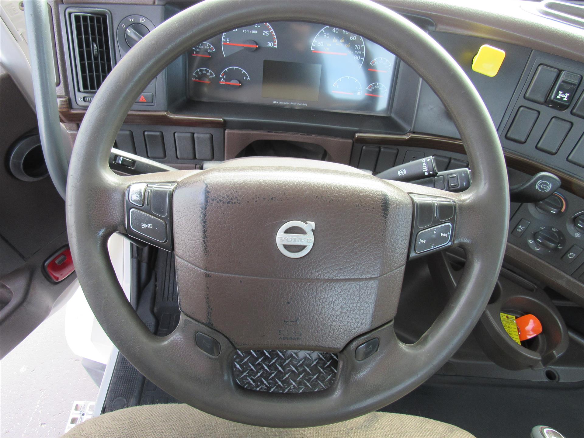 2015 Volvo - image 13