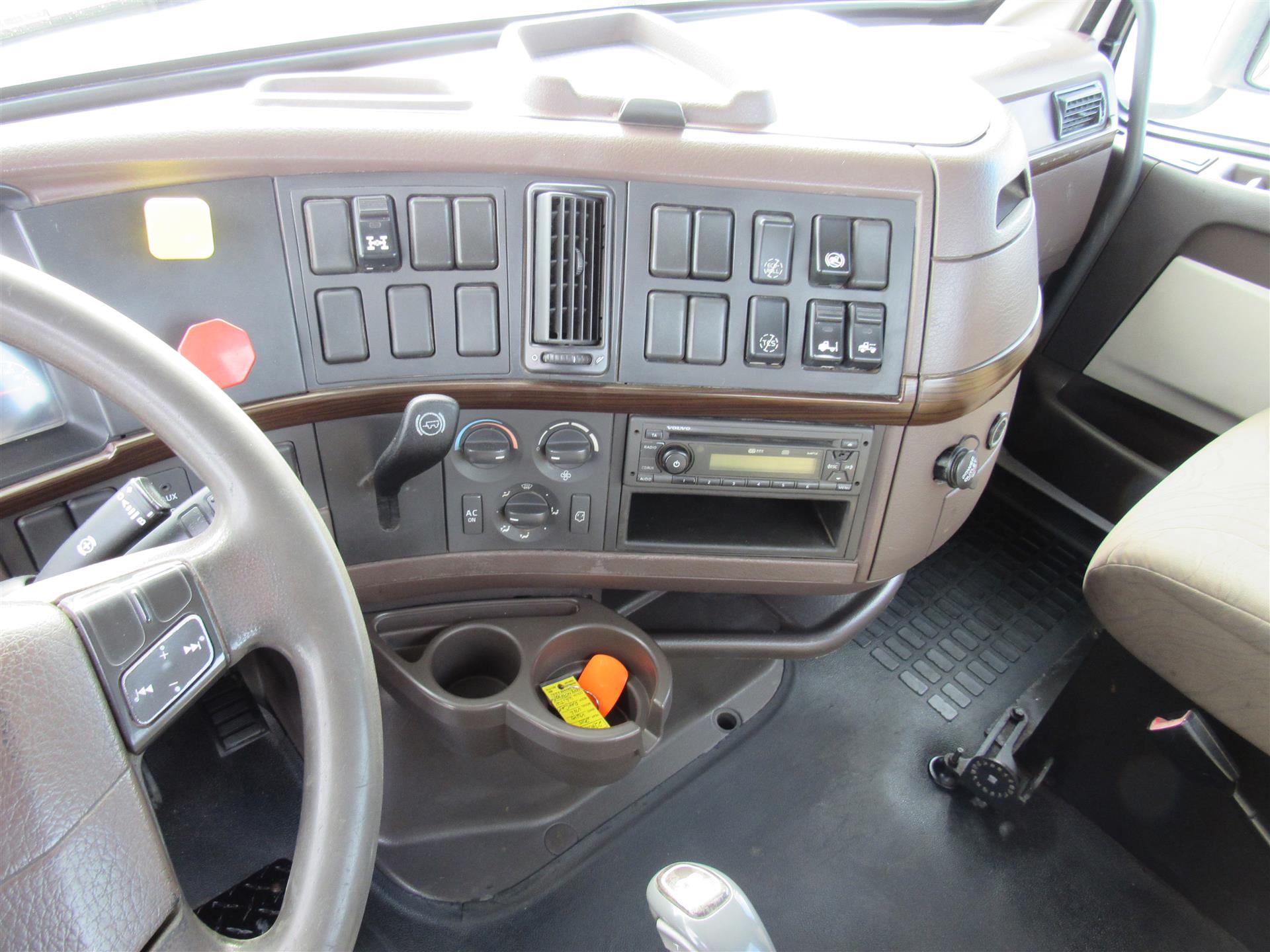 2015 Volvo - image 14