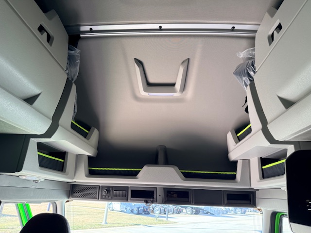 2026 Volvo - image 9