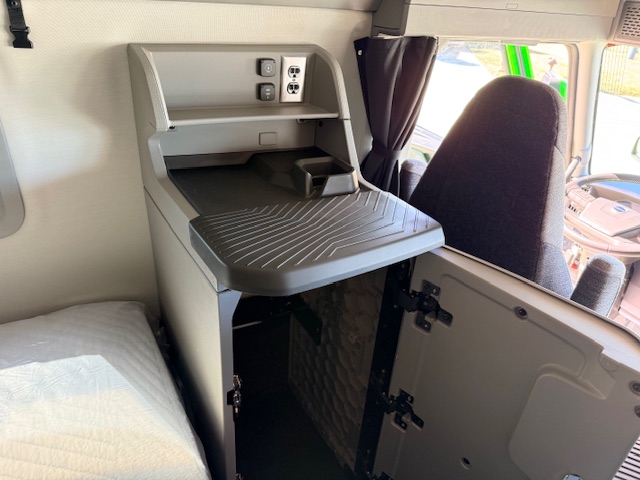 2026 Volvo - image 8