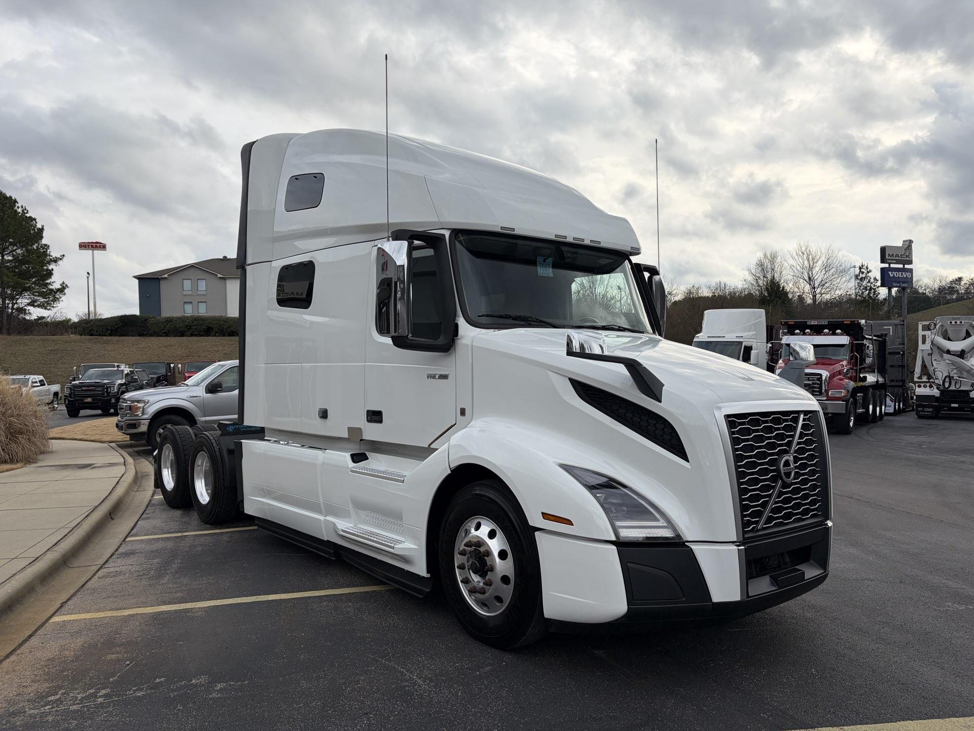 2022 Volvo - image 3