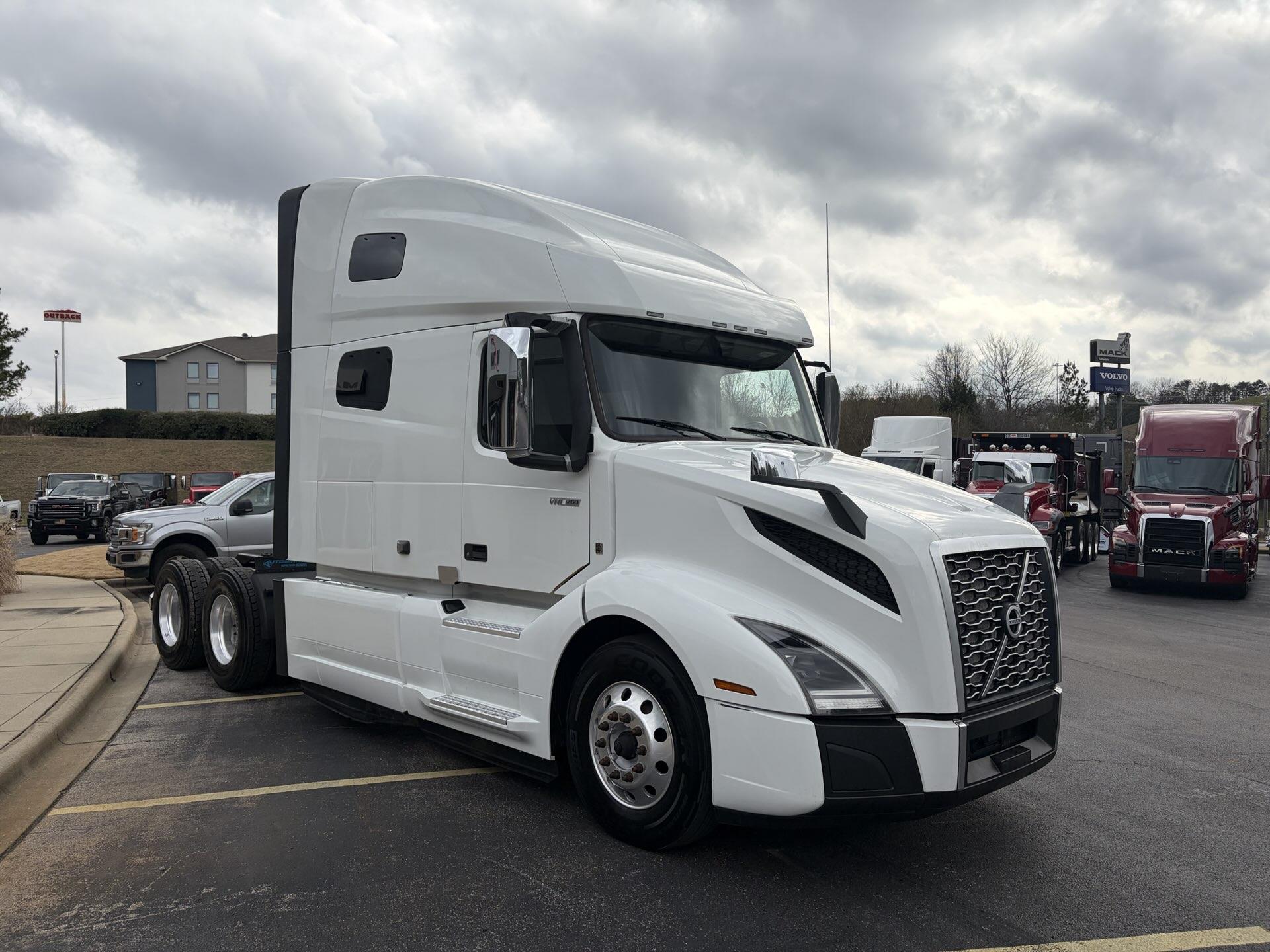 2022 Volvo - image 3