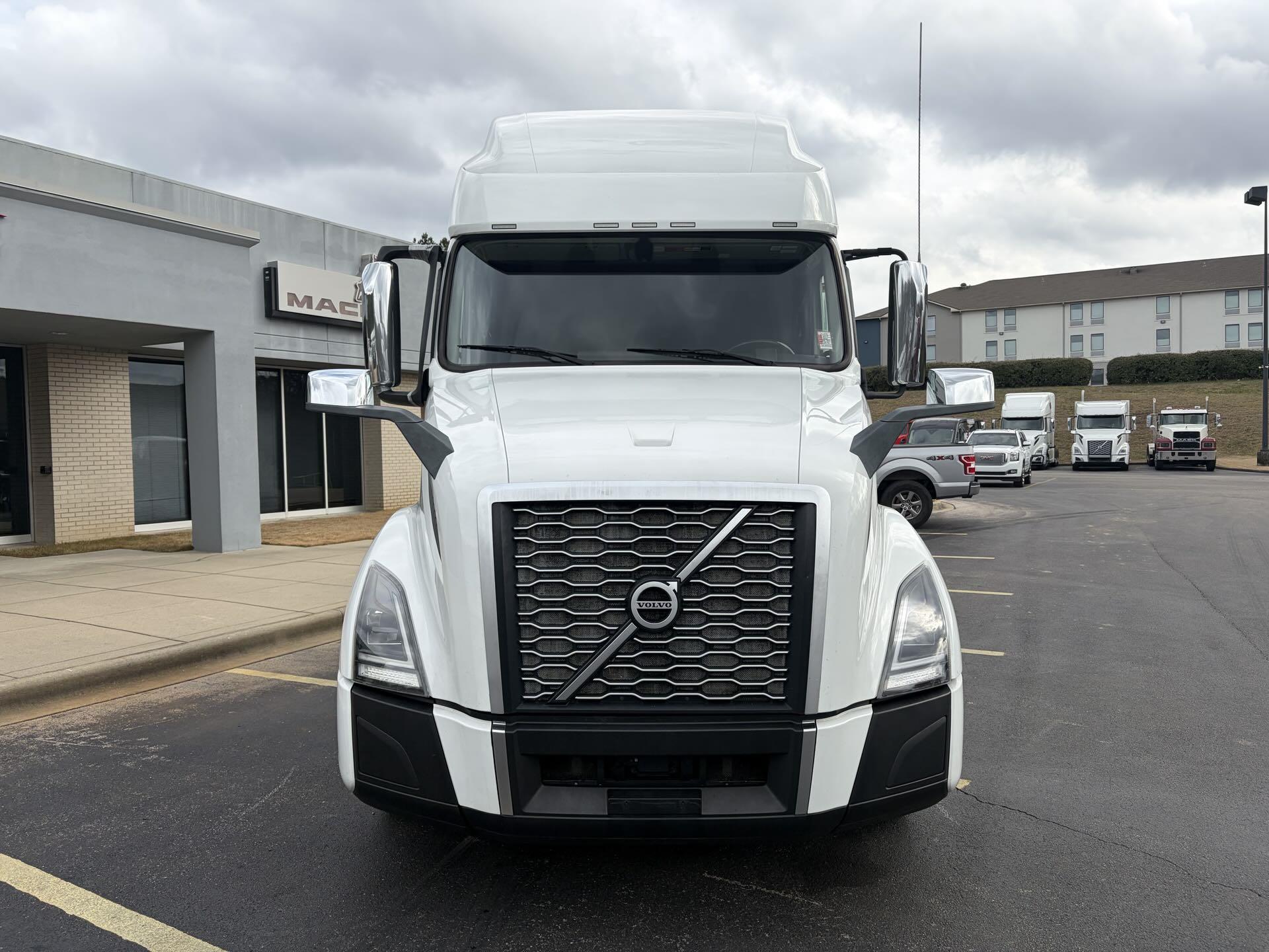 2022 Volvo - image 2