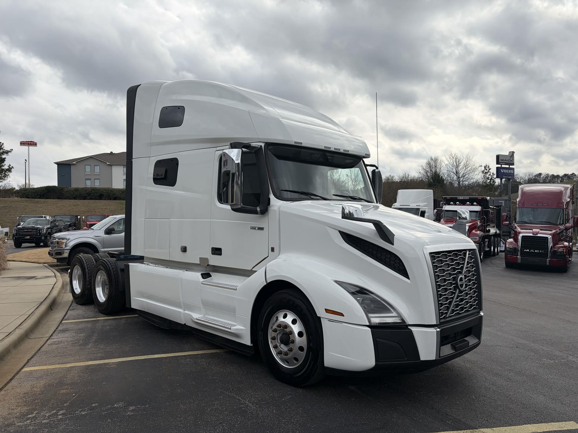 2022 Volvo - image 3