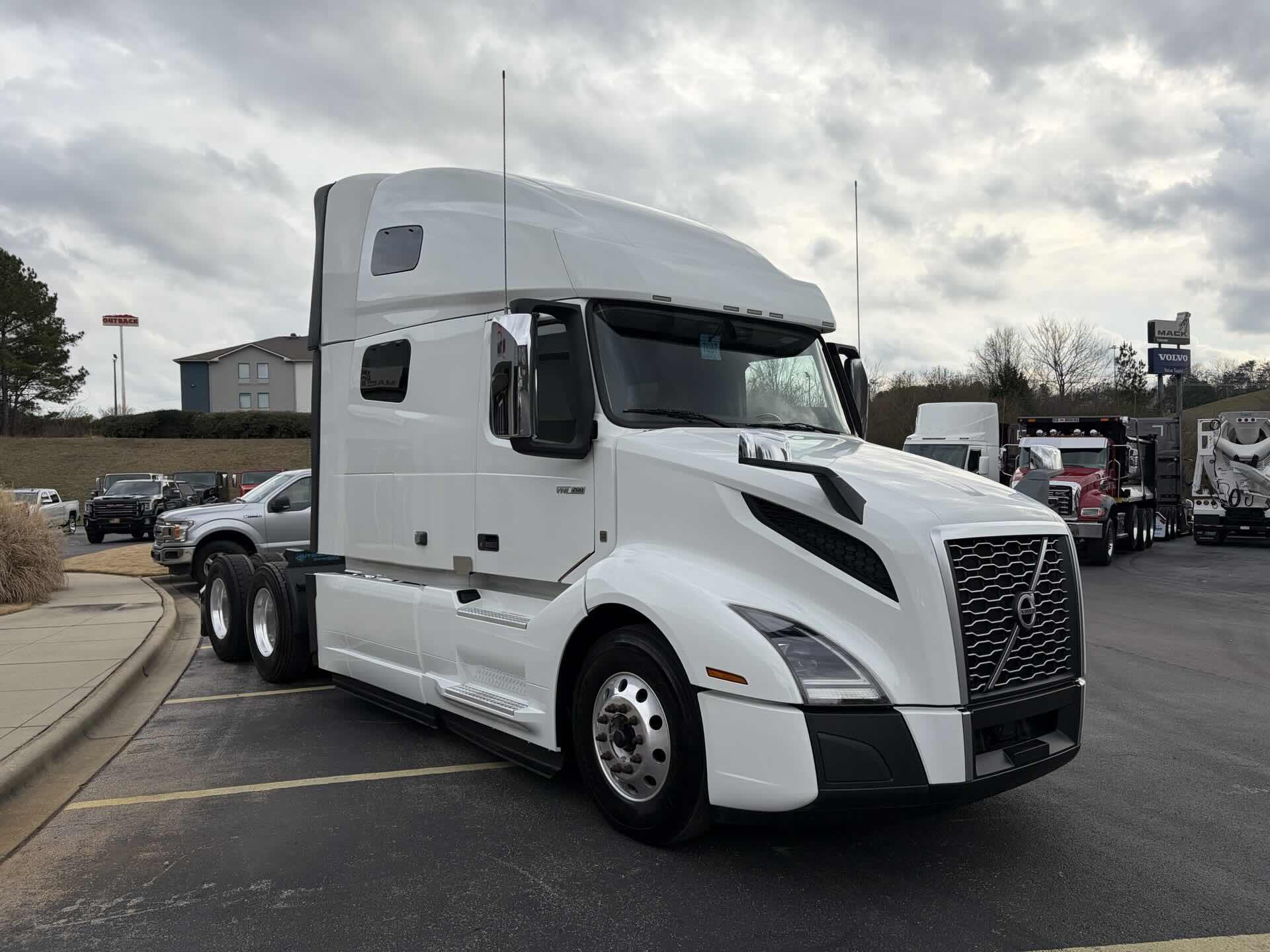 2022 Volvo - image 3