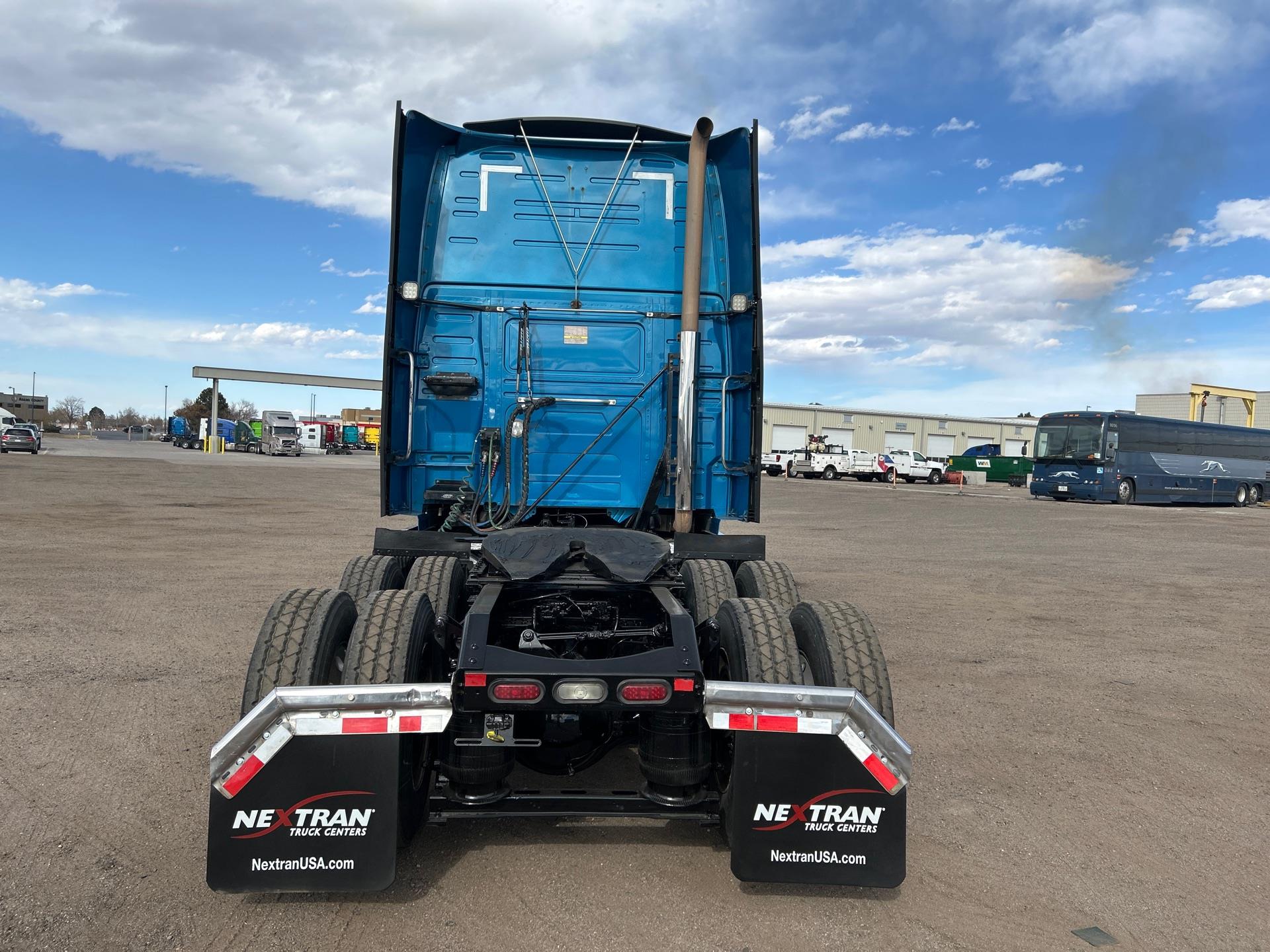 2019 Volvo - image 3