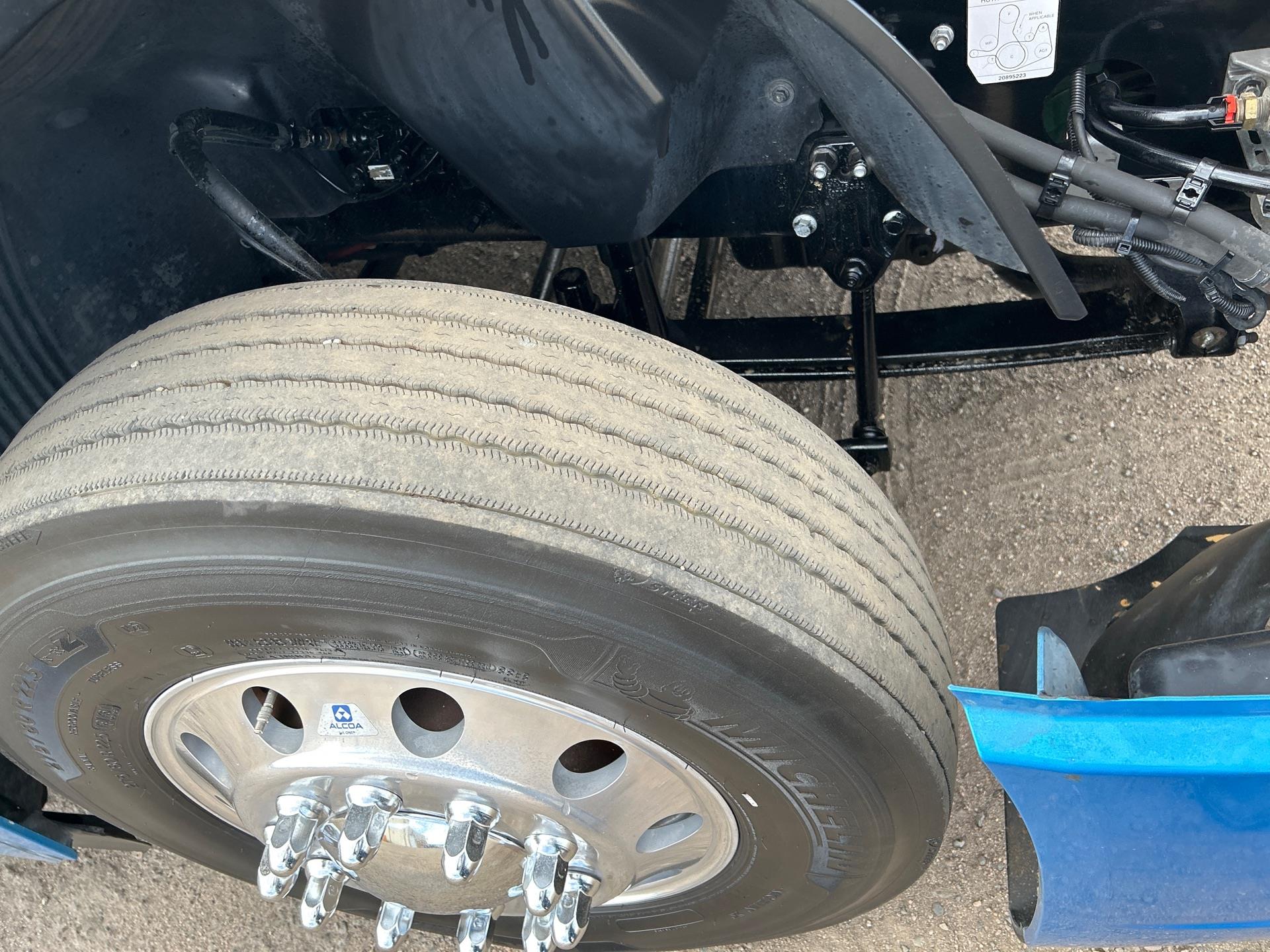 2019 Volvo - image 9