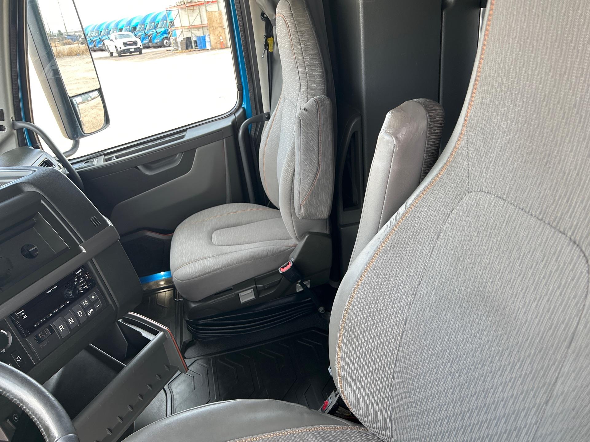 2019 Volvo - image 13