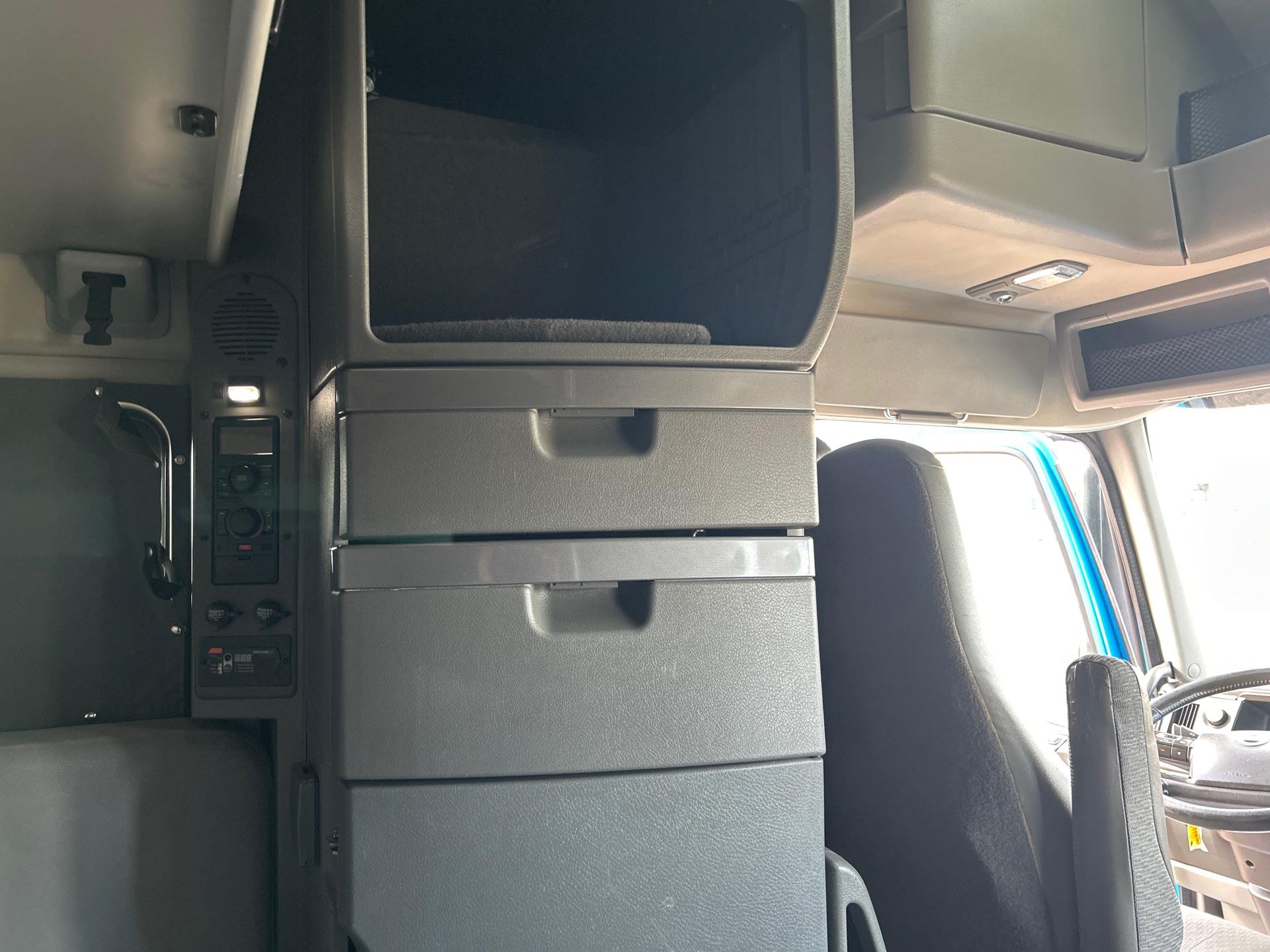 2019 Volvo - image 17