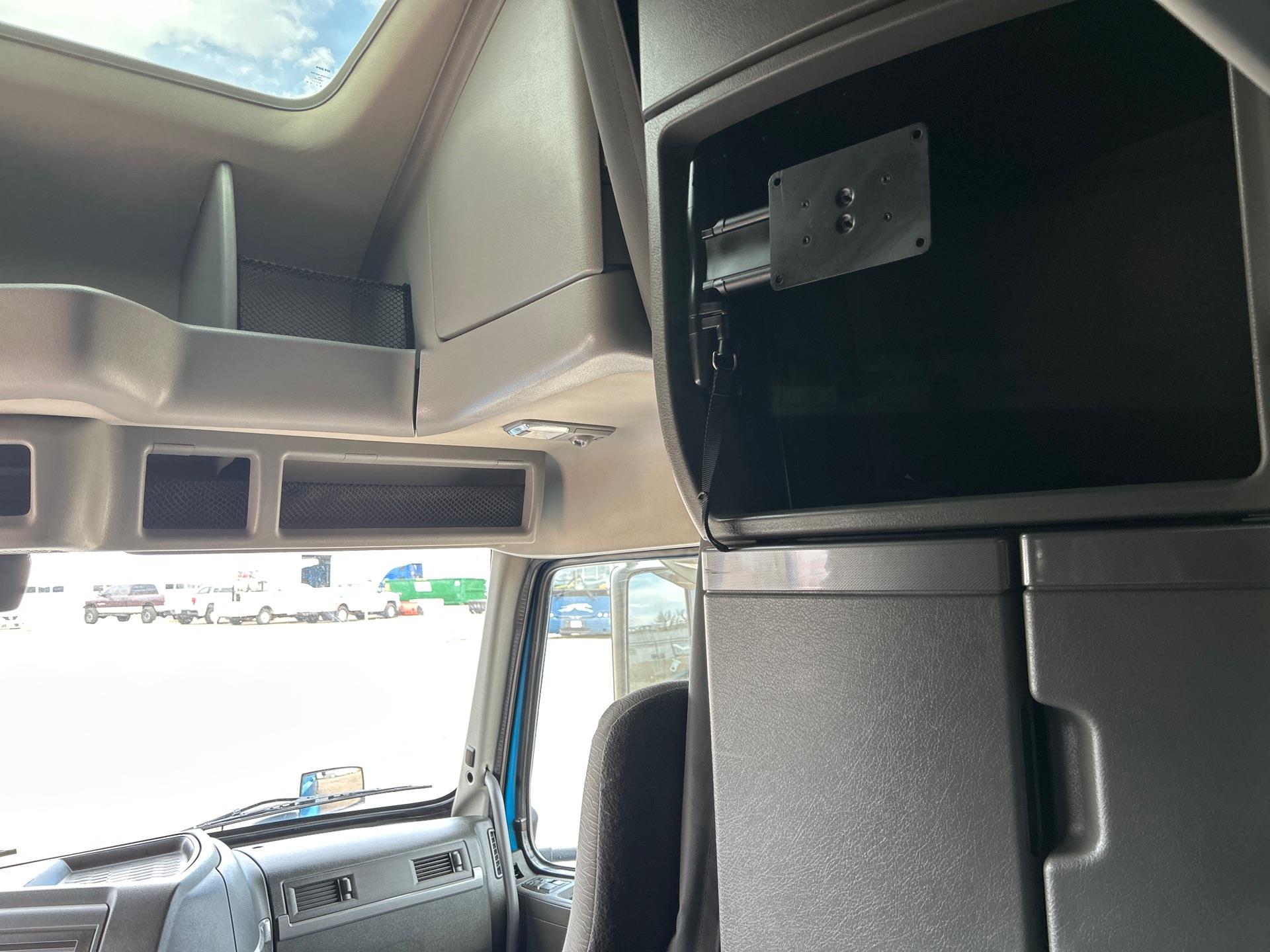 2019 Volvo - image 19