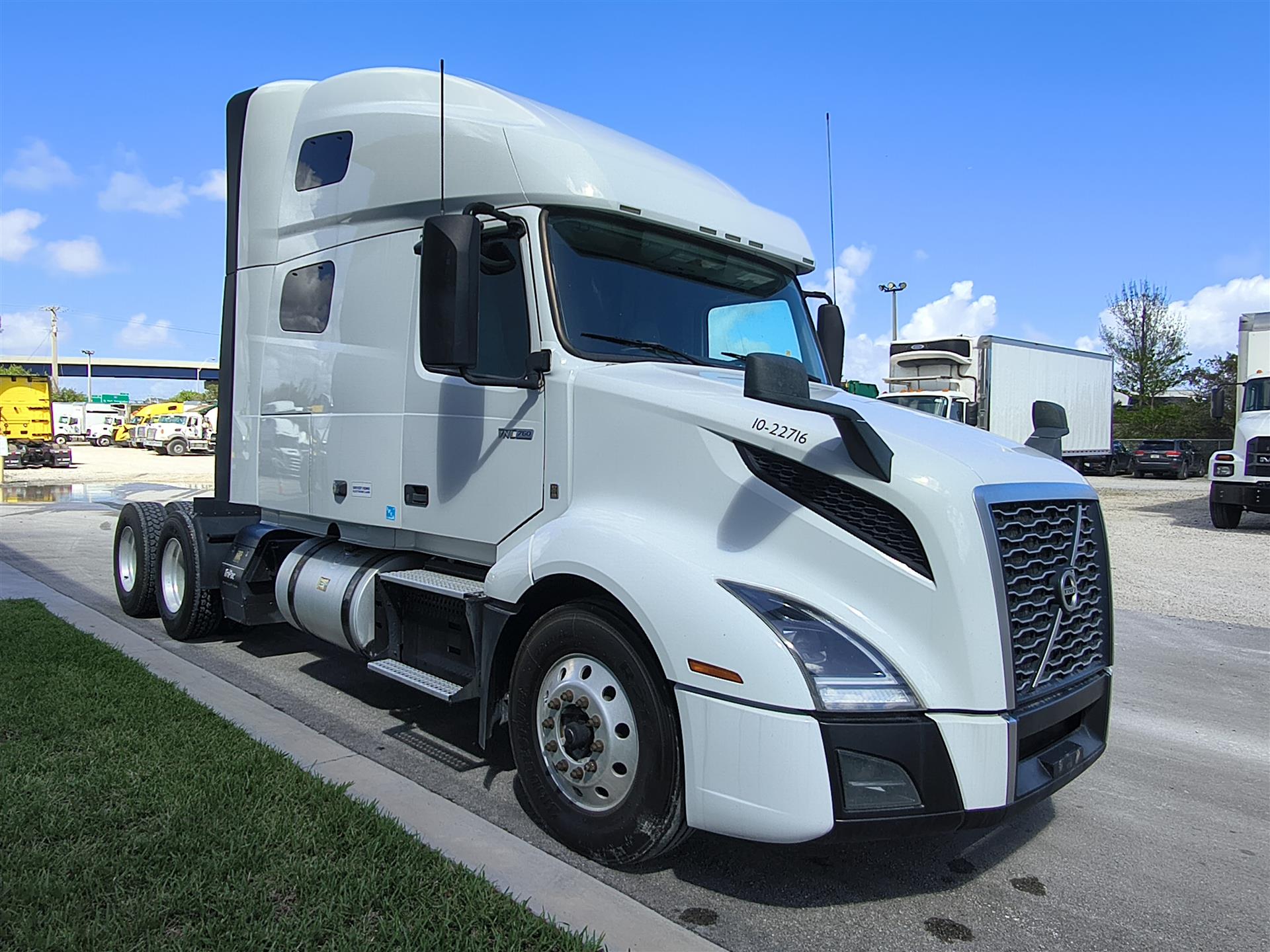 2022 Volvo VNL 760 - image 4