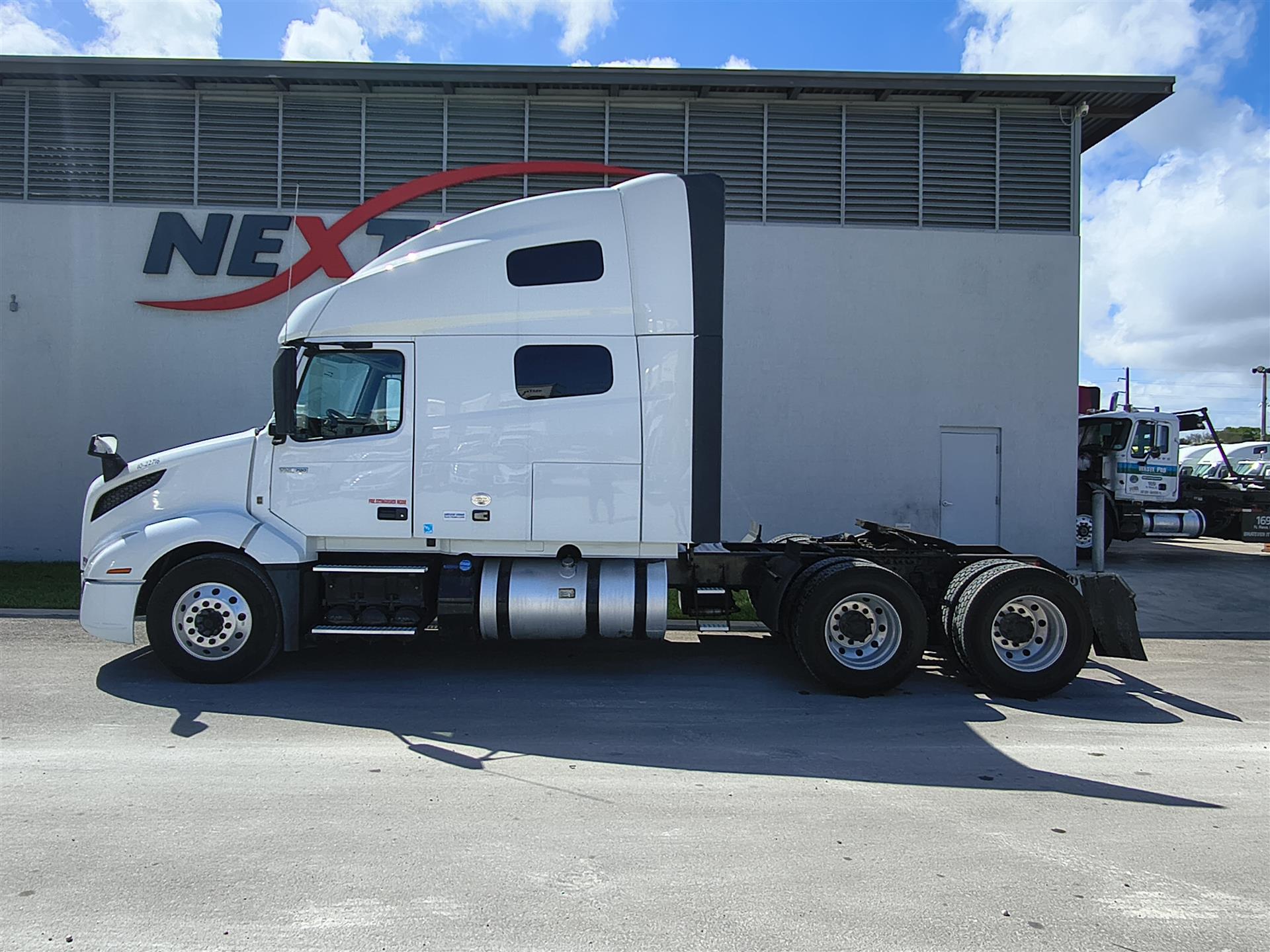 2022 Volvo VNL 760 - image 8