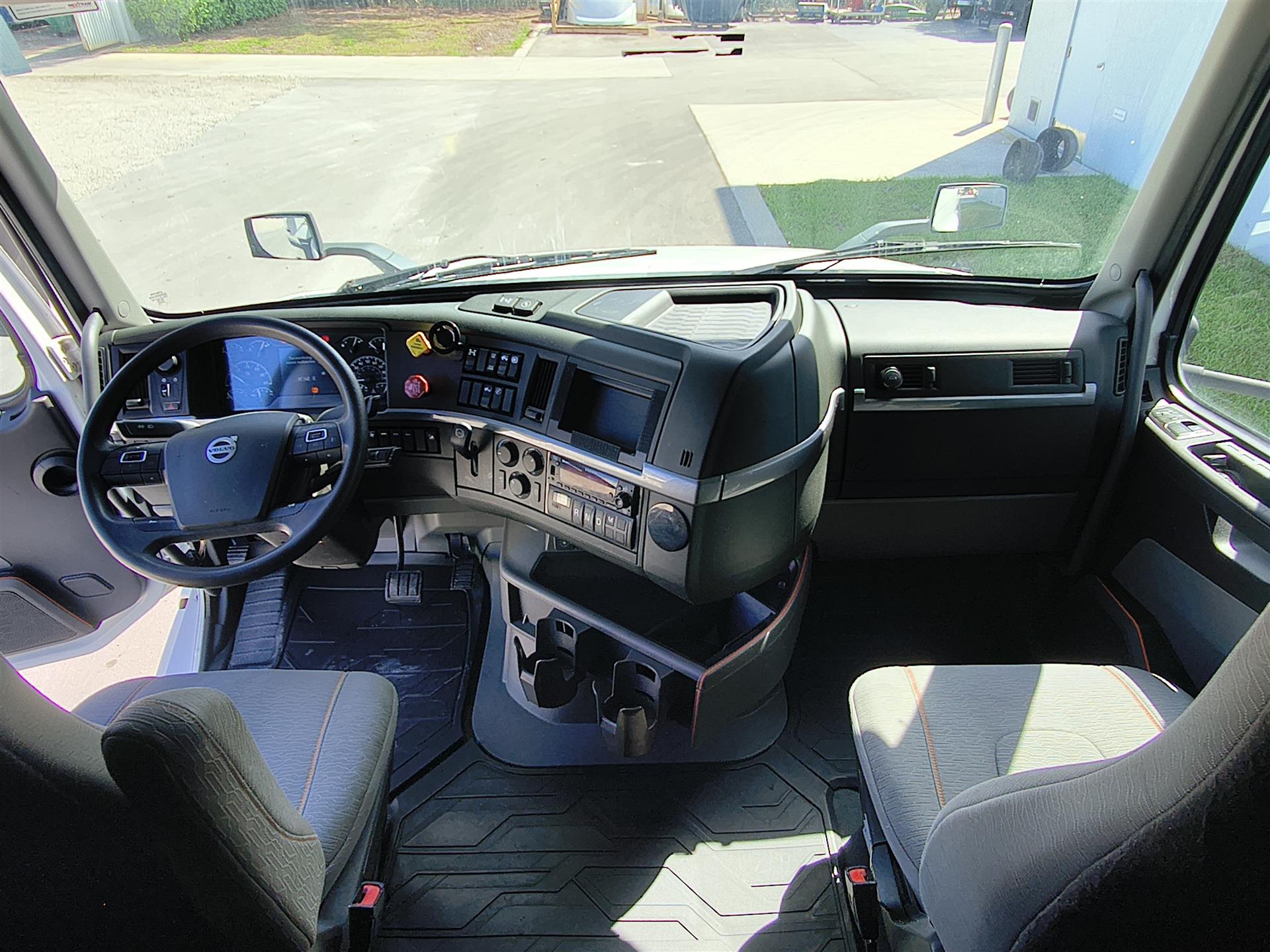 2022 Volvo VNL 760 - image 10