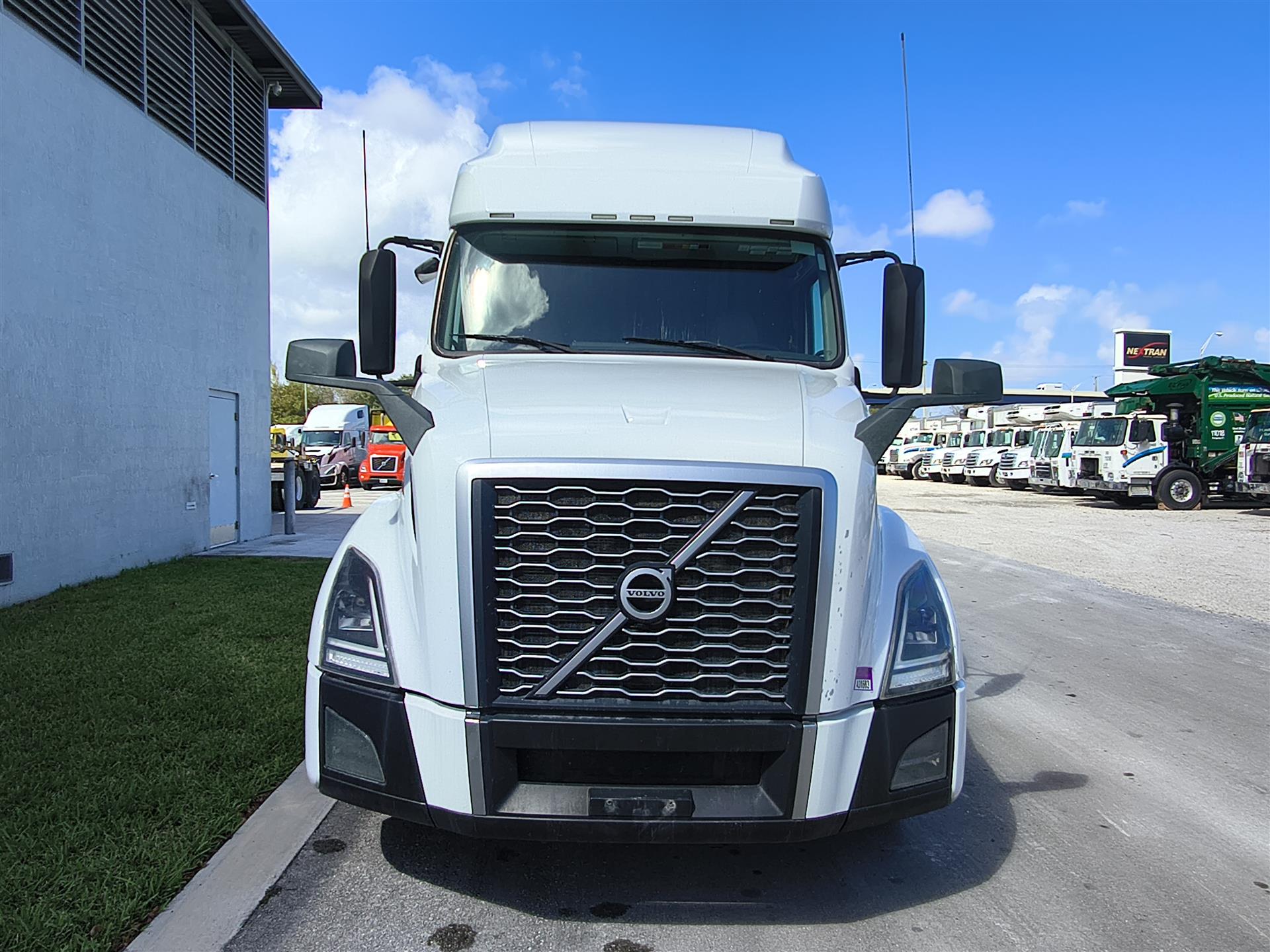 2022 Volvo VNL 760 - image 3