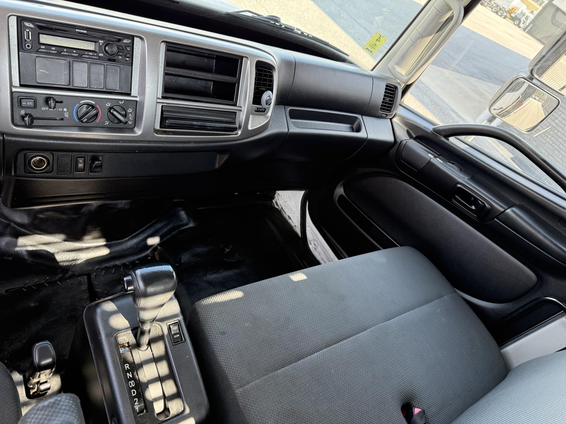 2019 Hino 268 - image 10