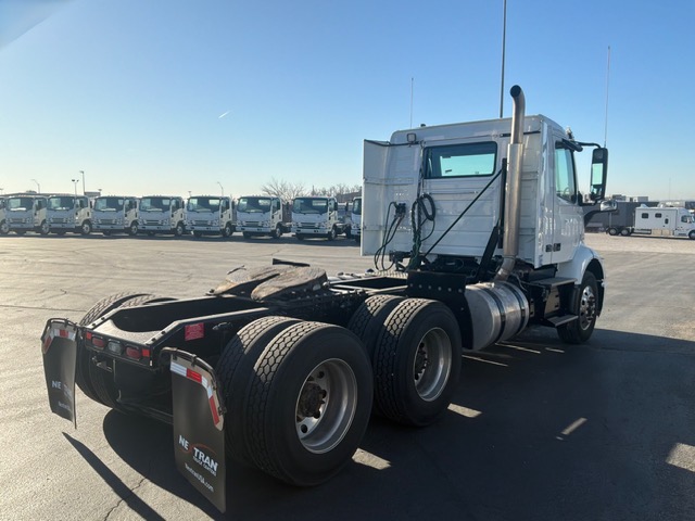 2023 Volvo - image 3