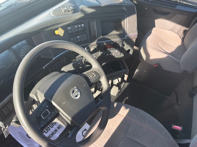 2023 Volvo - image 7