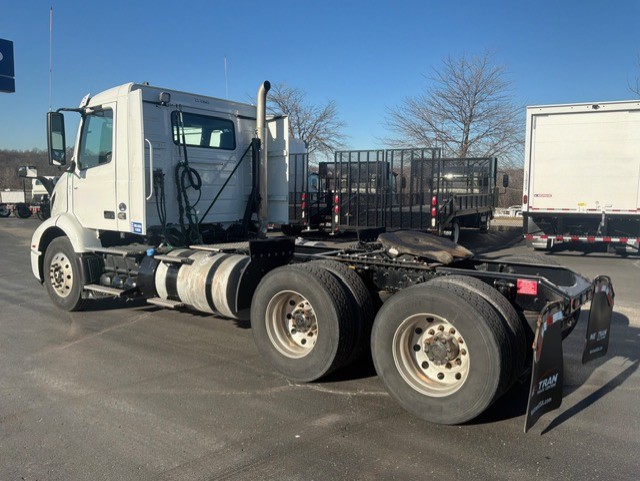 2023 Volvo - image 8