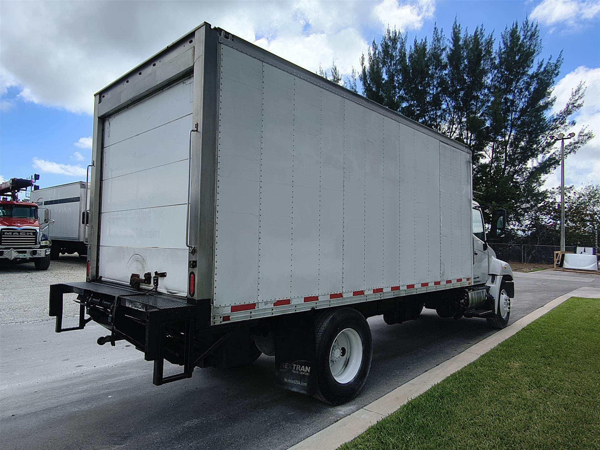 2019 Hino 268 - image 4