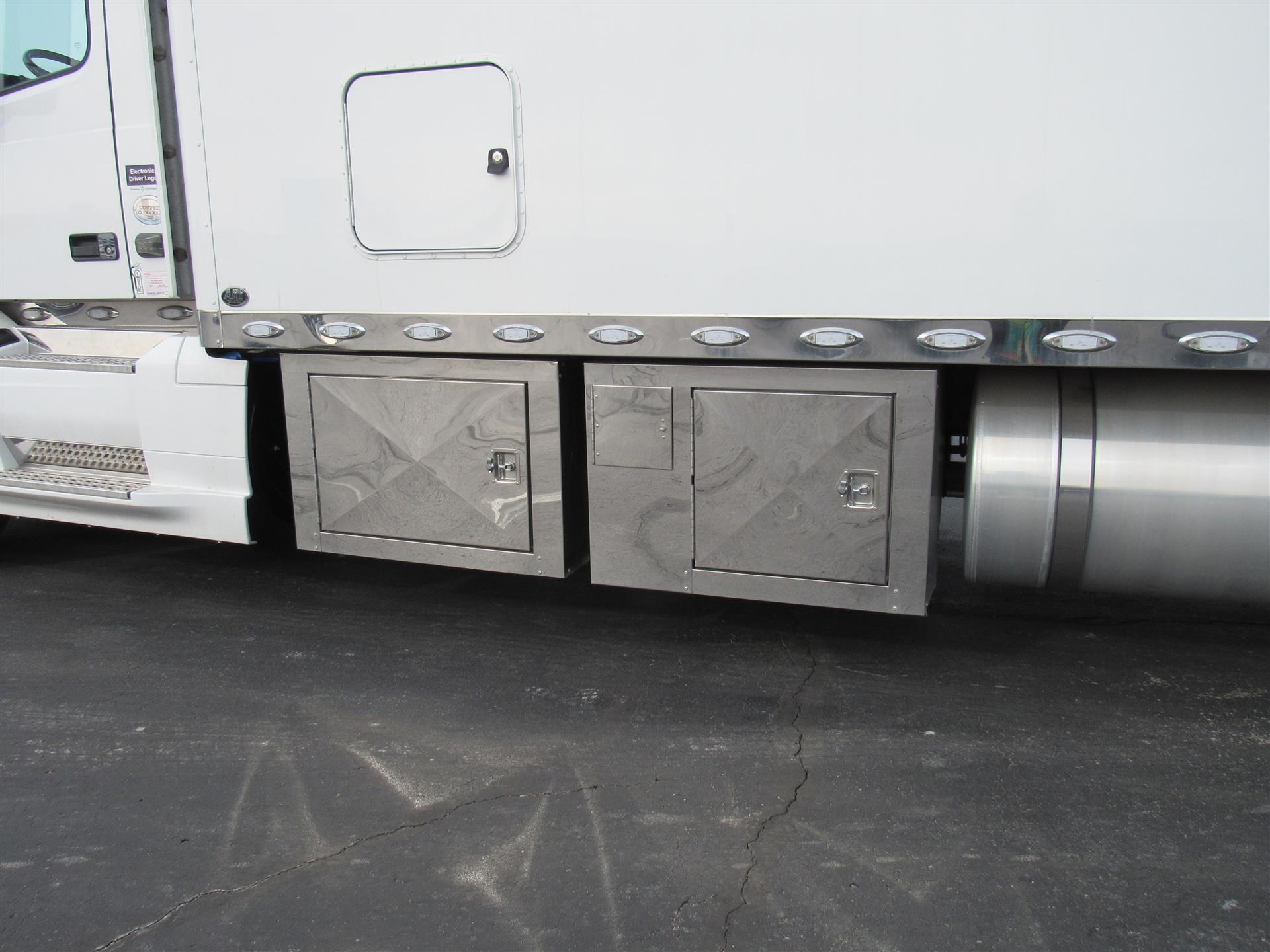 2023 Volvo - image 3