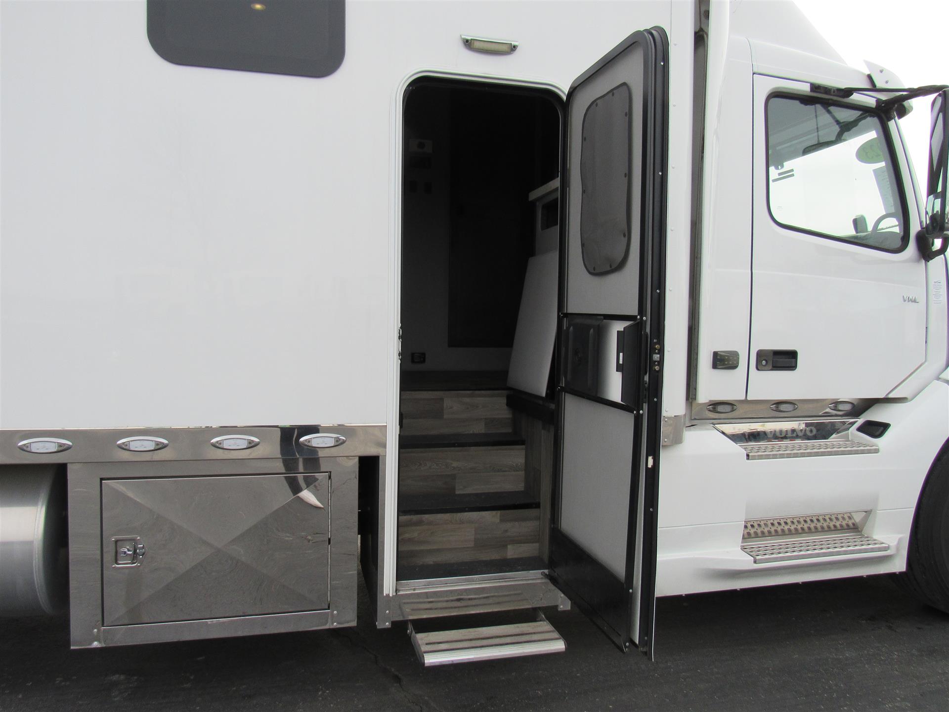 2023 Volvo - image 8