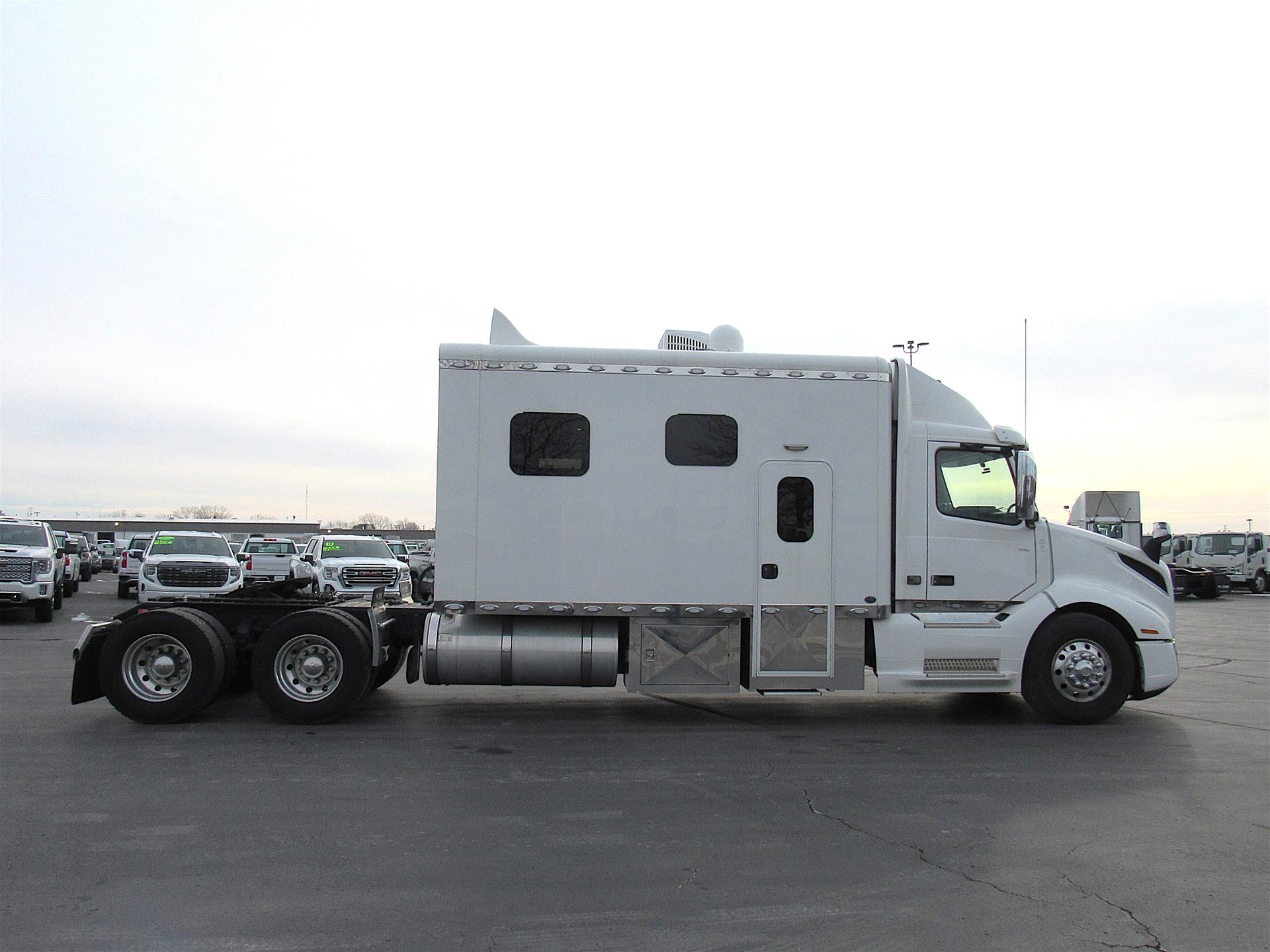 2023 Volvo - image 7