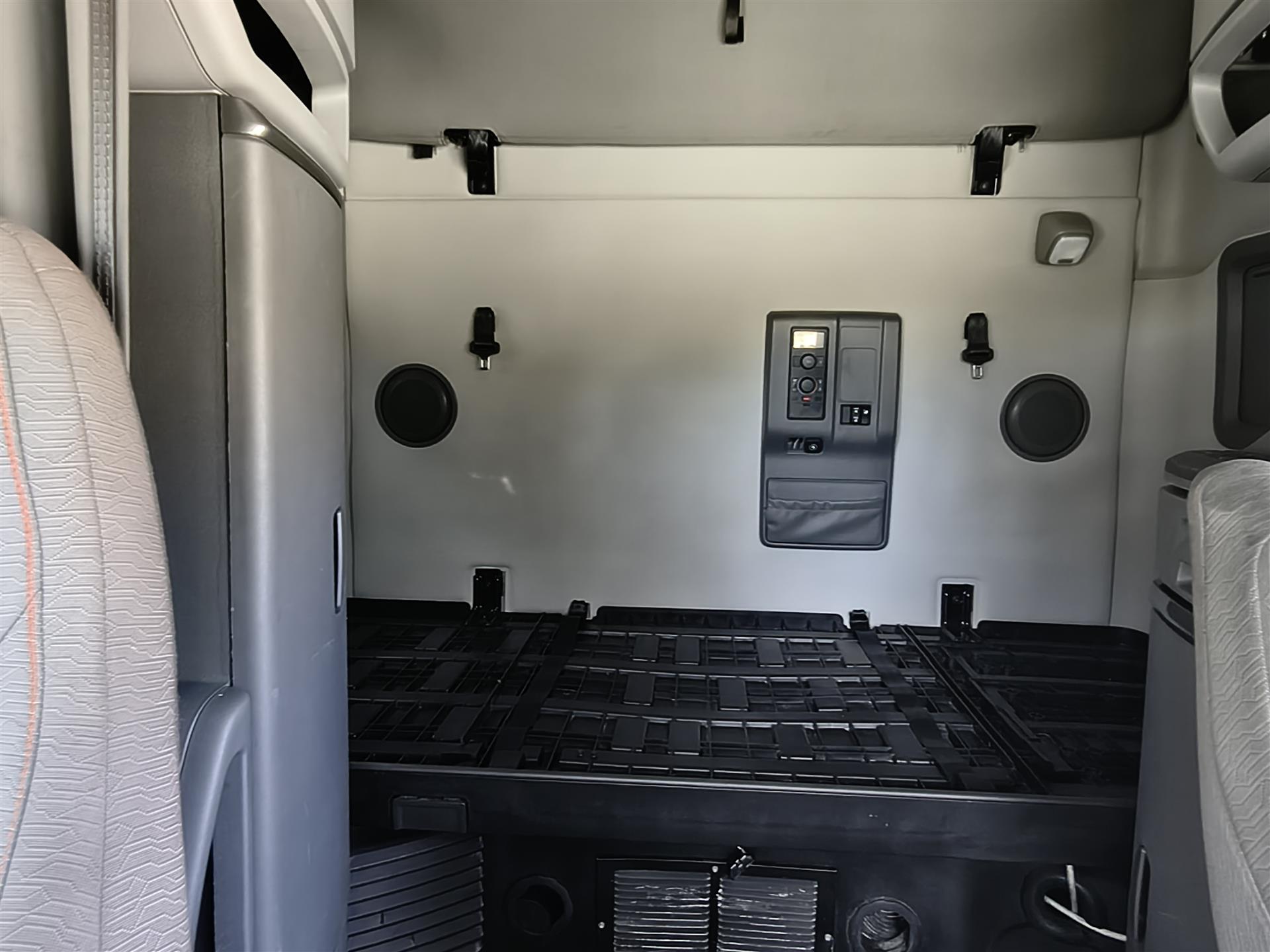 2022 Volvo VNL 760 - image 10