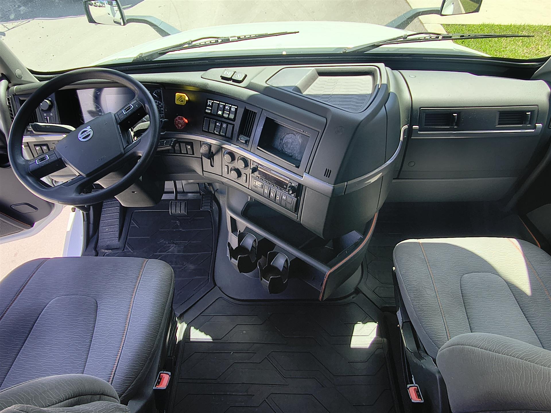 2022 Volvo VNL 760 - image 12