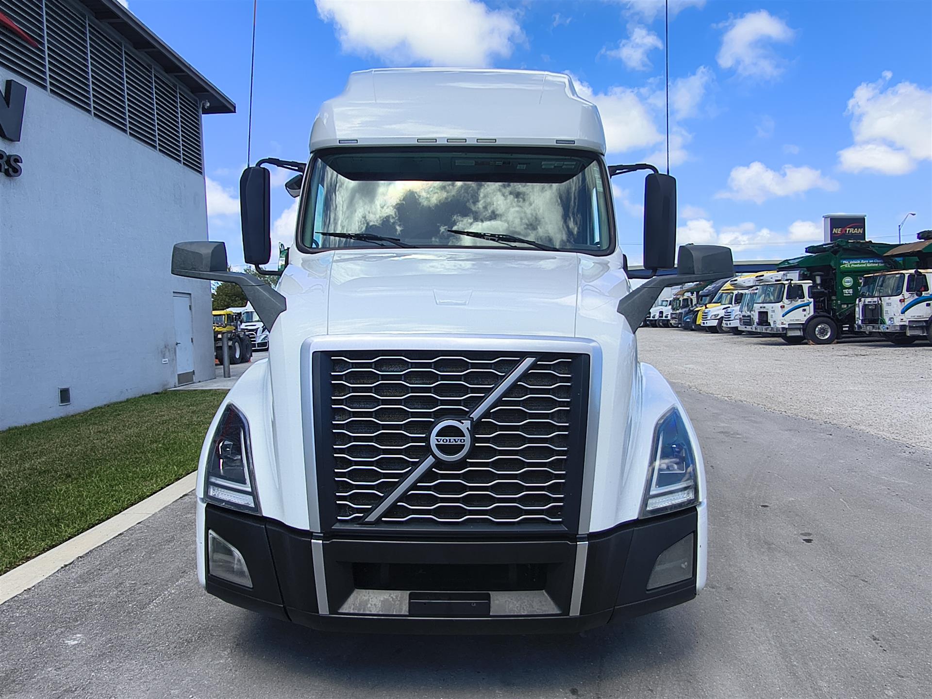 2022 Volvo VNL 760 - image 2
