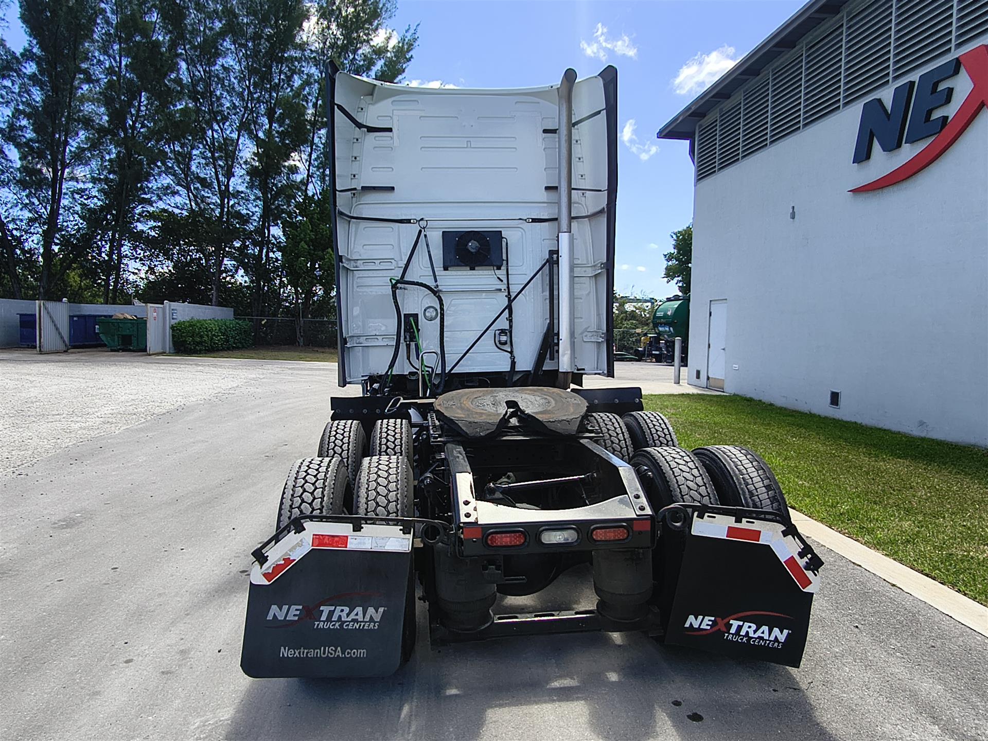 2022 Volvo VNL 760 - image 5