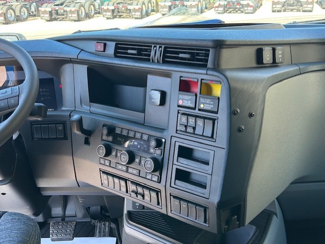 2026 Volvo - image 8