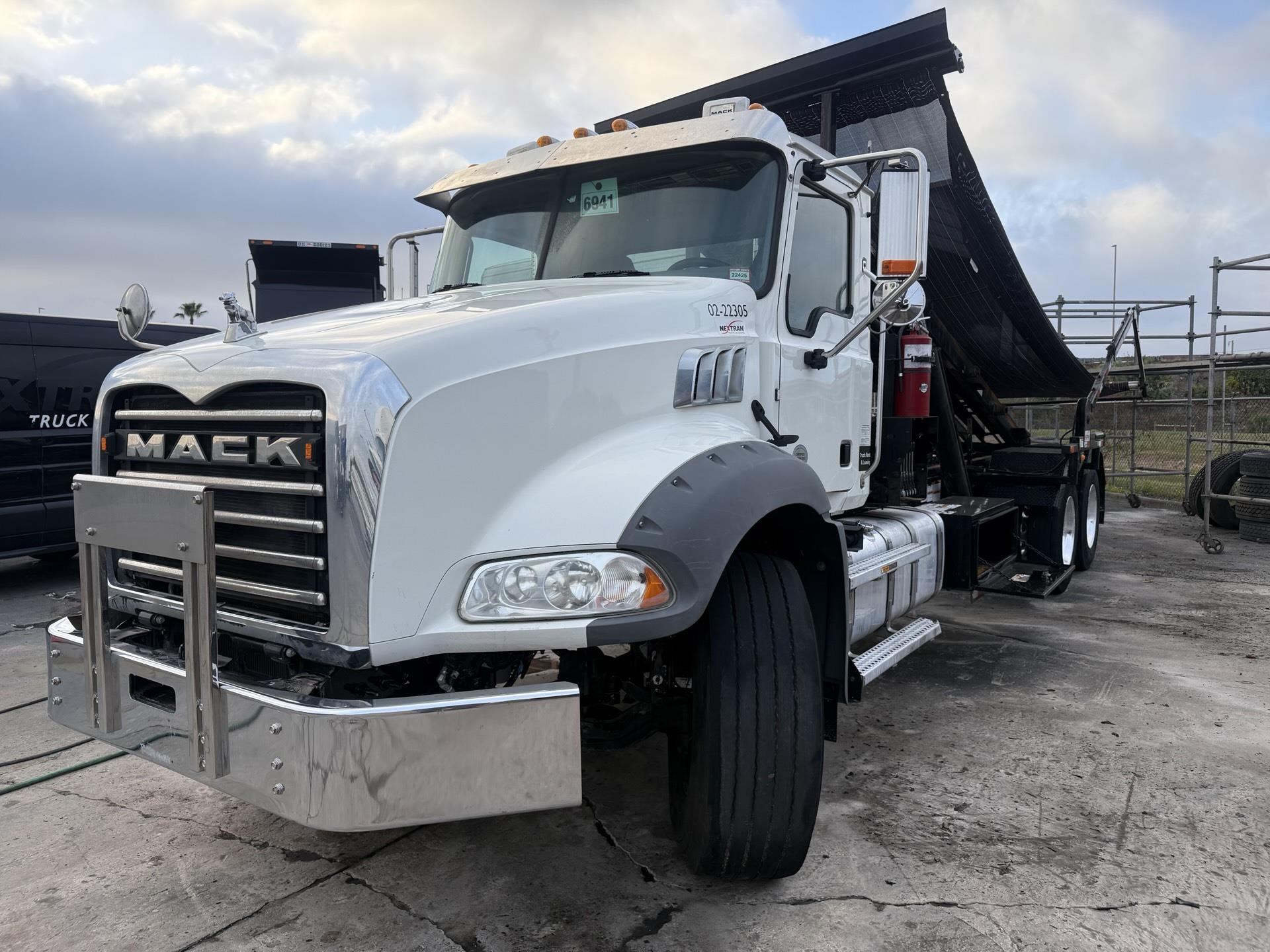 2022 Mack GR64B