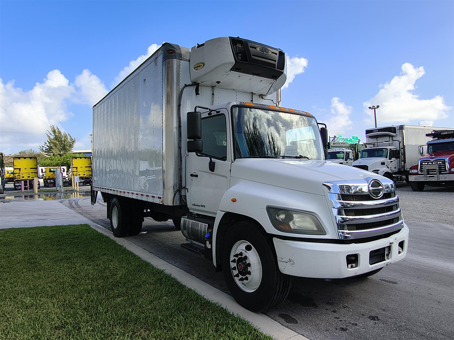 2019 Hino 268 - image 4