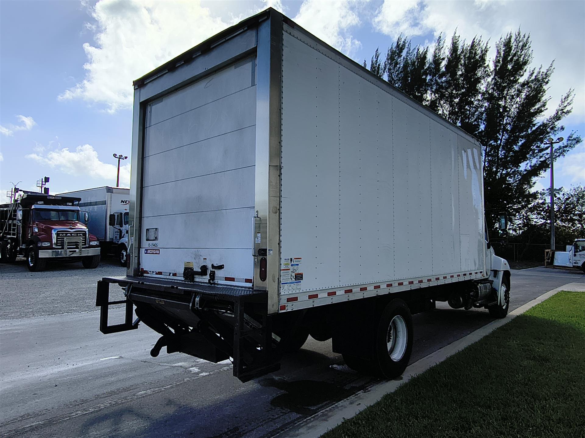 2019 Hino 268 - image 5