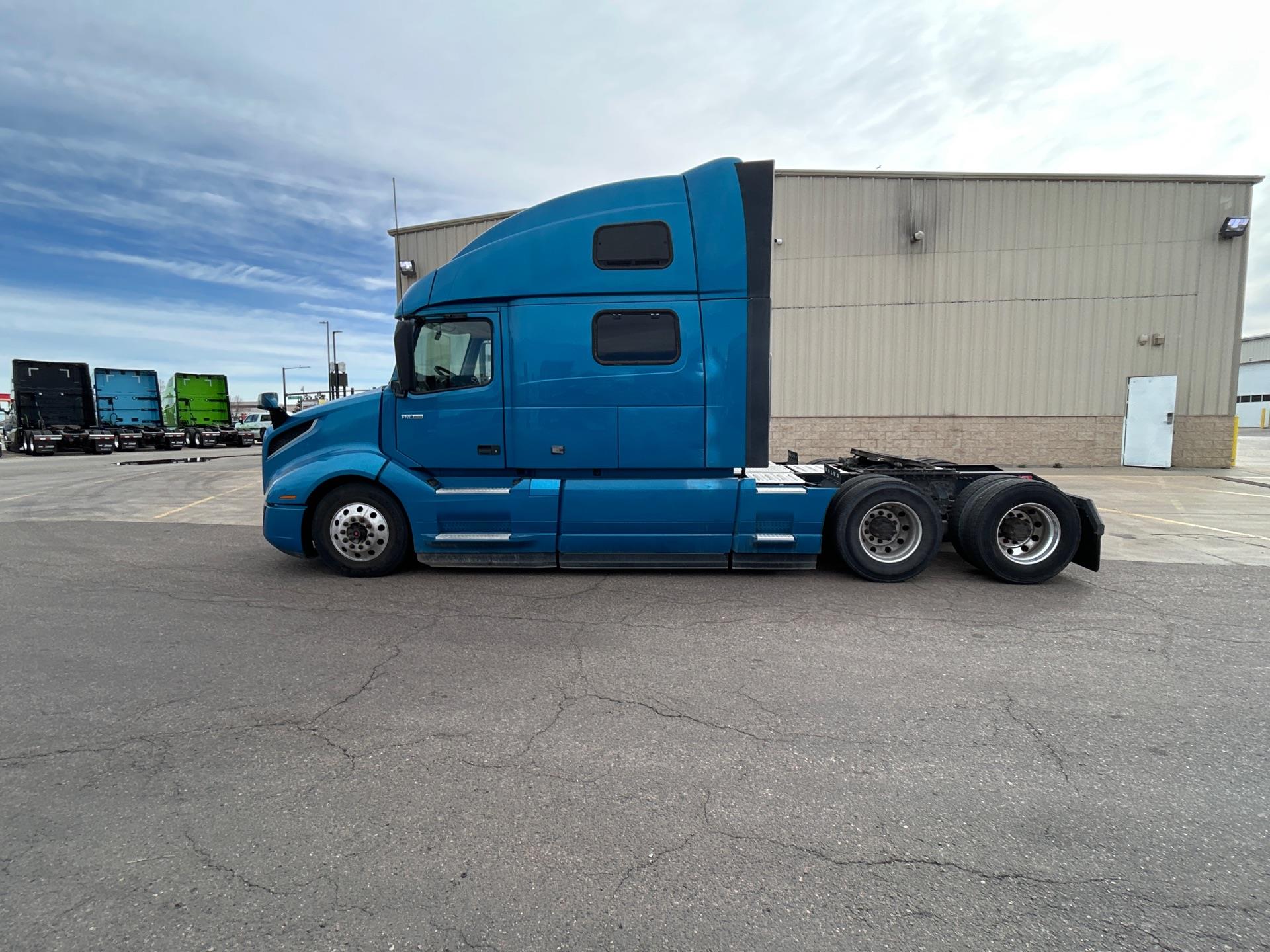 2020 Volvo - image 2