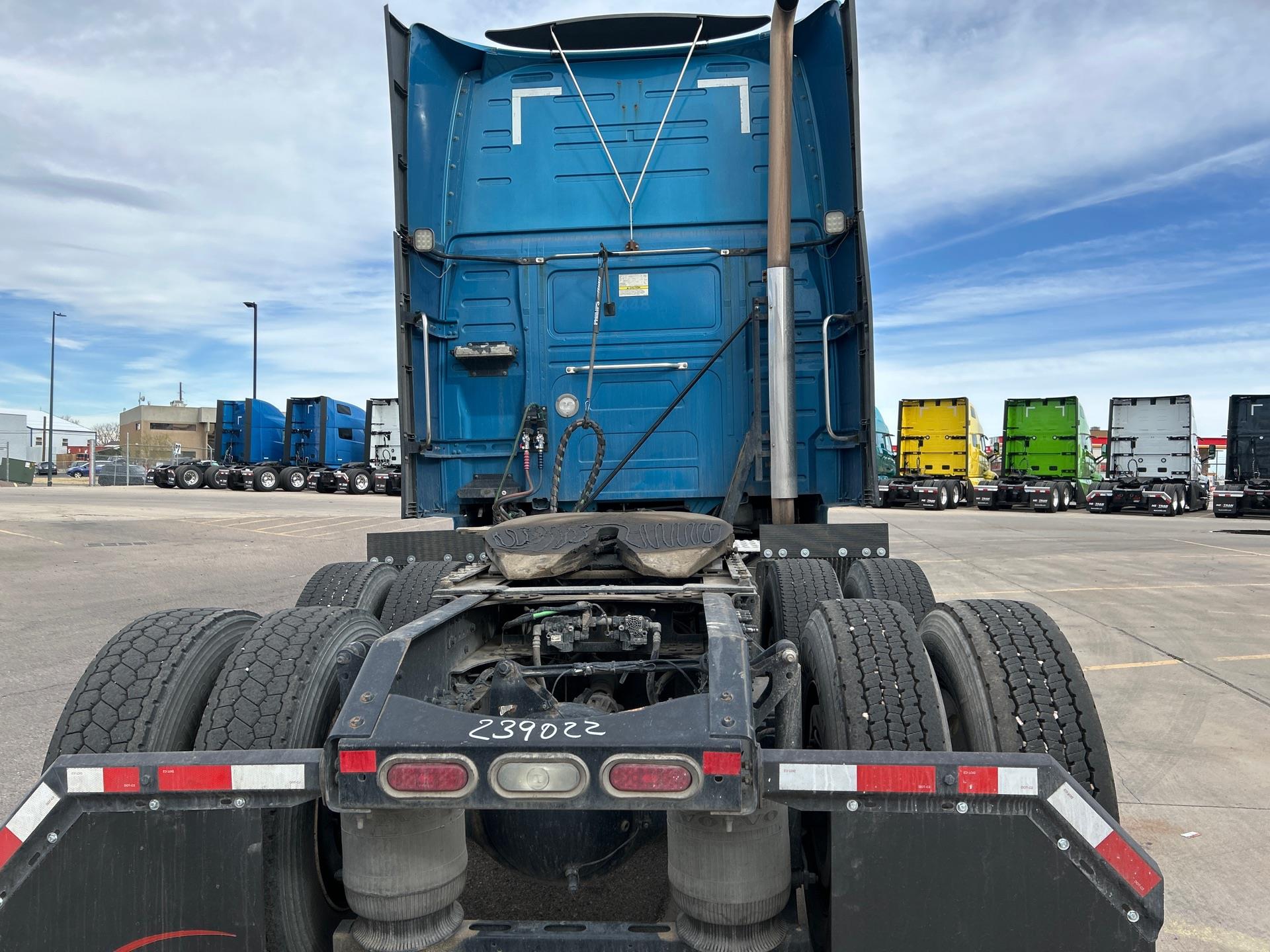 2020 Volvo - image 3